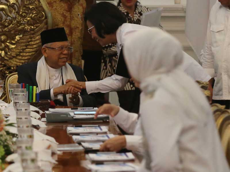 Sejumlah menteri menyalami Wakil Presiden Ma'ruf Amin sebelum Sidang Kabinet Paripurna Pertama di Istana Merdeka, Jakarta, Kemarin.