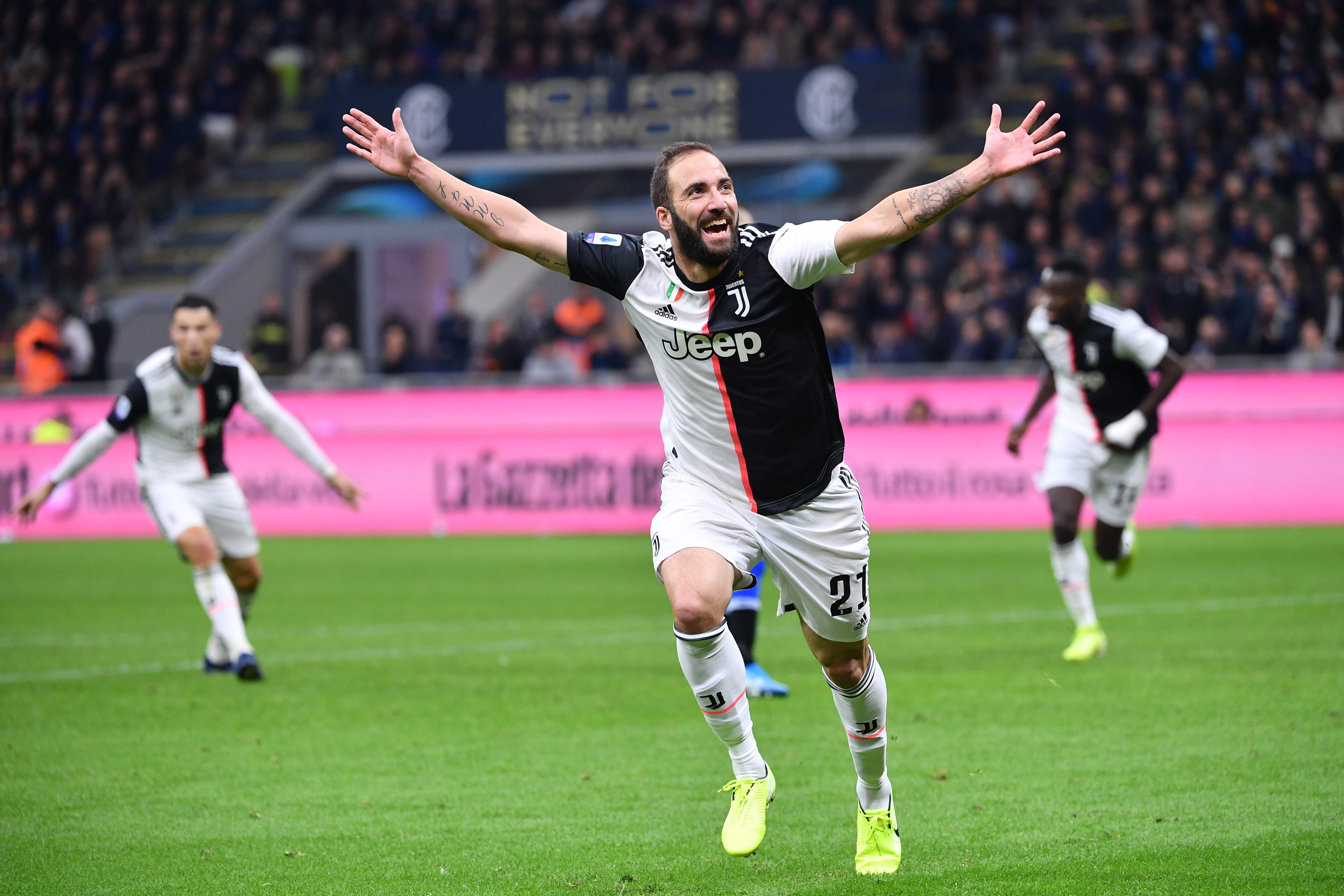 Gonzalo Higuain melakukan selebrasi usai mencetak gol ke gawang Inter Milan.