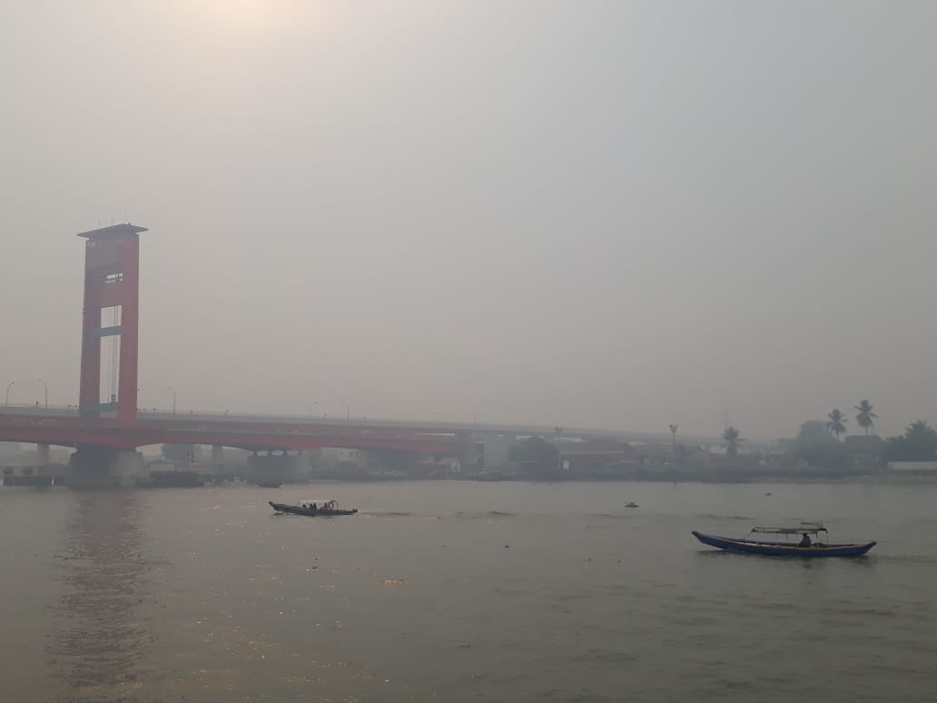 Kabut asap pekat masih menyelimuti Kota Palembang. Para pelajar diliburkan selama tiga hari karena kabut asap cukup membahayakan. 