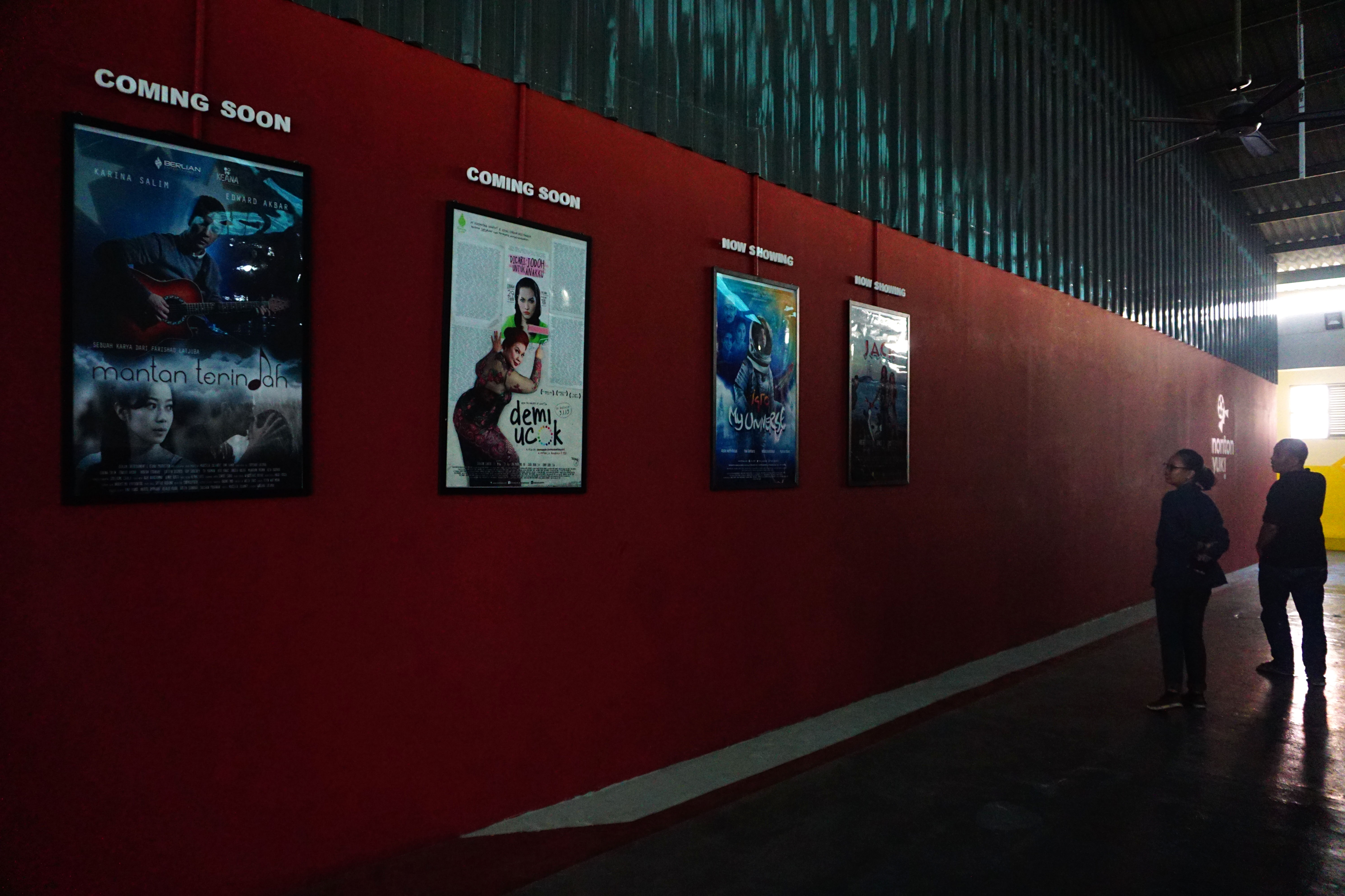 Petugas menjelaskan film yang tayang di Indoskop, dalam Pasar Jaya Teluk Gong, Jakarta Utara