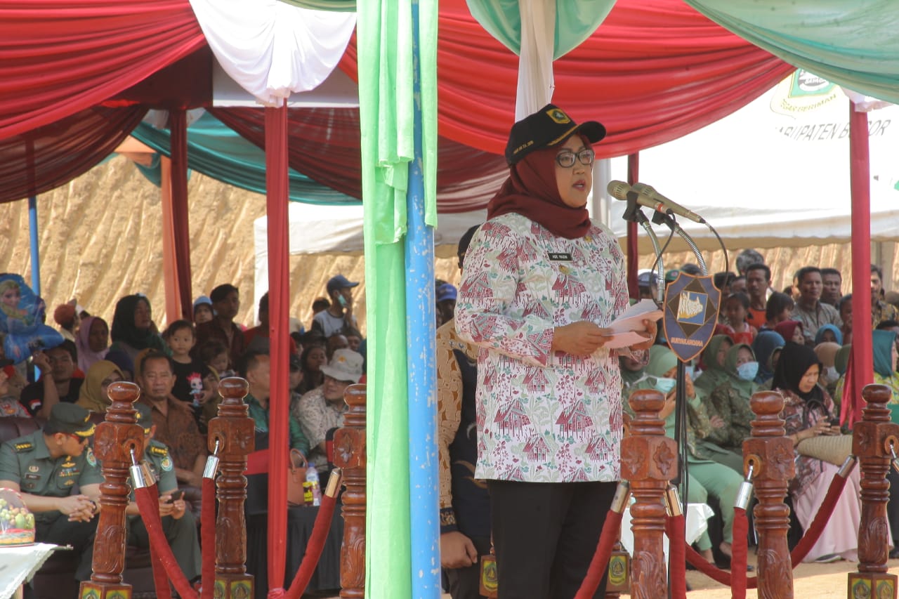 Bupati Bogor Ade Yasin berpidato pada pembukaan TNI Manunggal Membangun Desa ke-106 di Tanjungsari, Bogor.. 