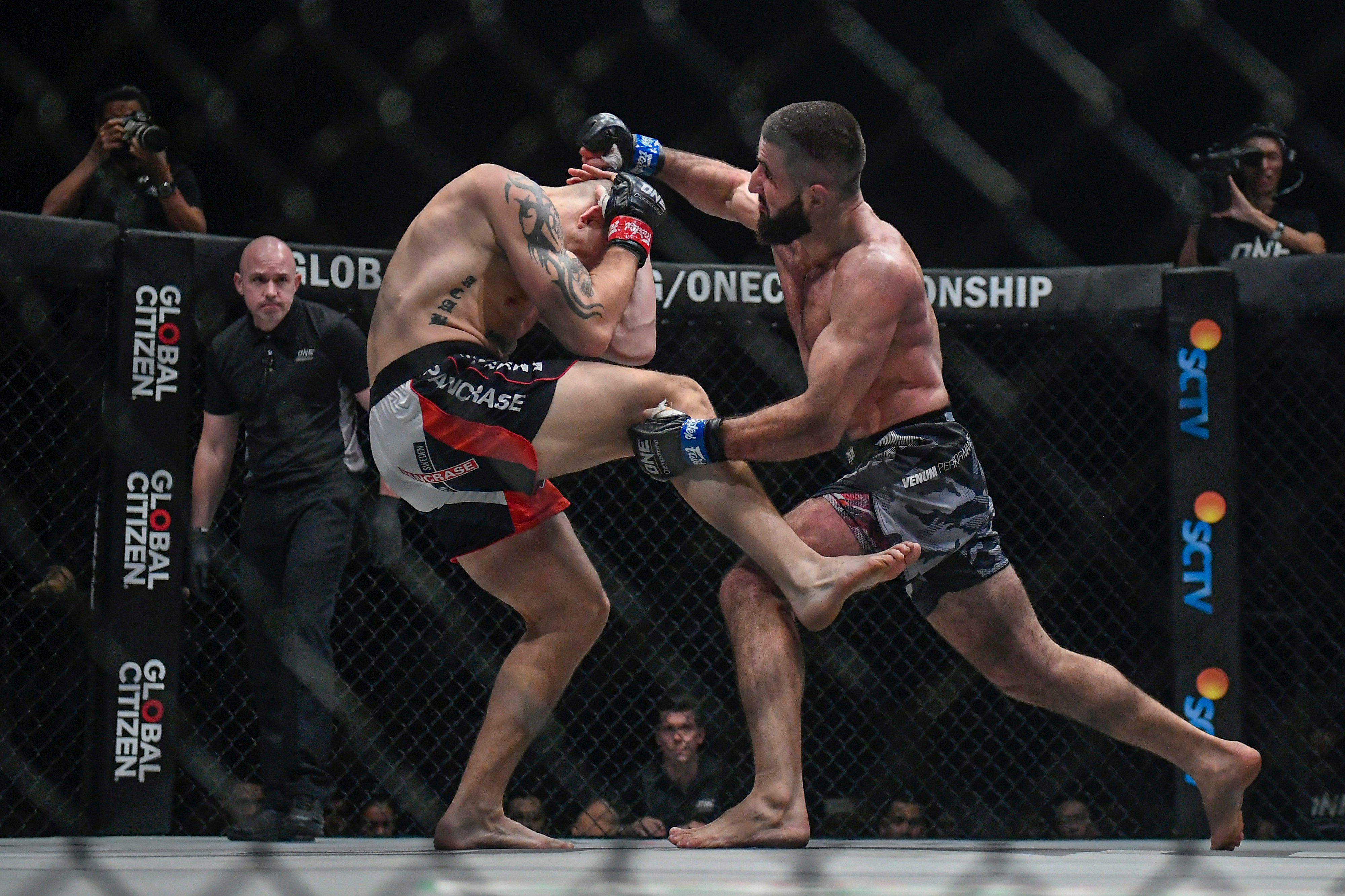 Petarung Kiamrian Abbasov asal Rusia (kanan) memukul petarung Zebaztian Kadestam asal Swedia (kiri).