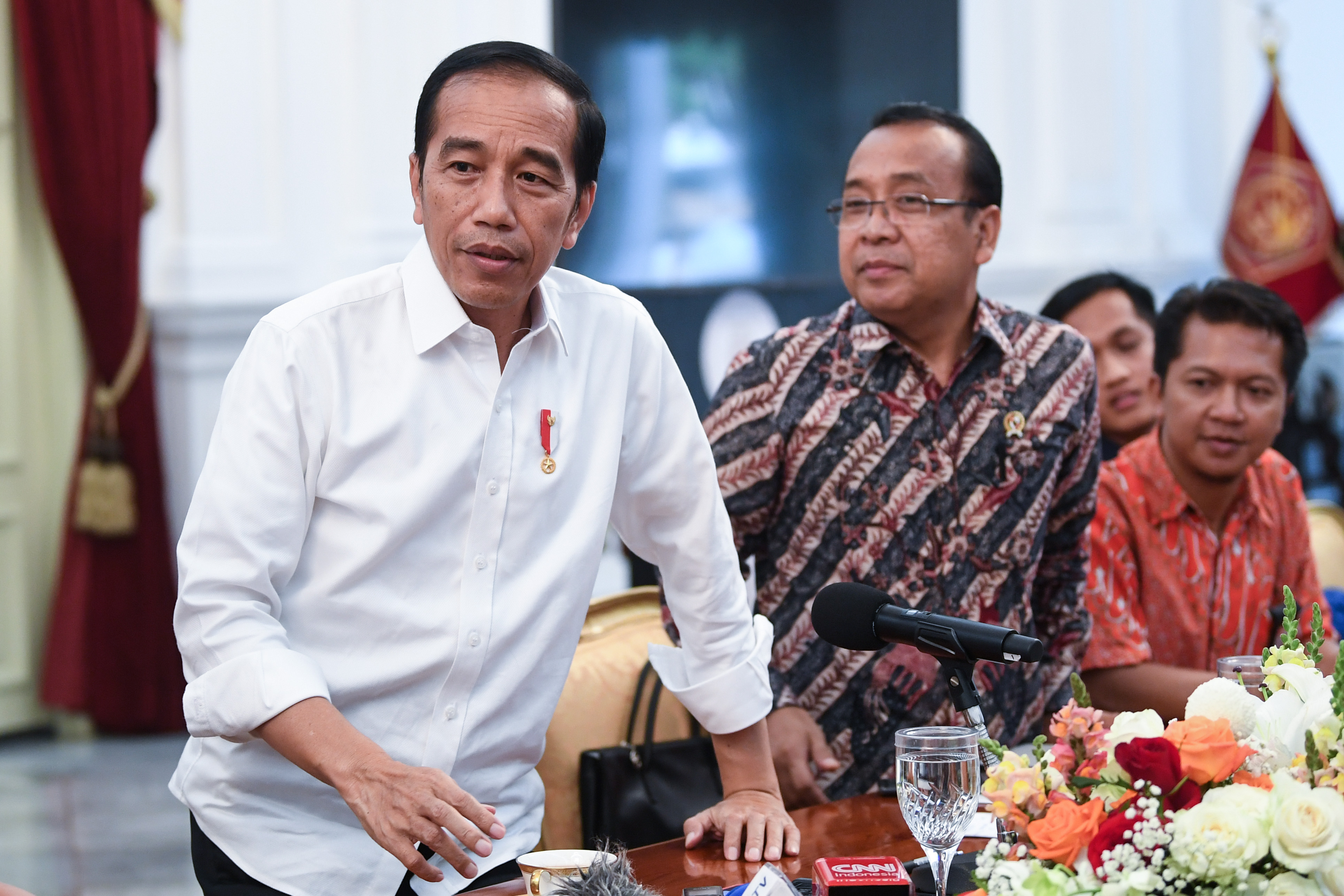 Presiden Joko Widodo (kiri) didampingi Mensesneg Pratikno (kedua kiri) bersiap berdialog dengan wartawan kepresidenan di Istana Merdeka.