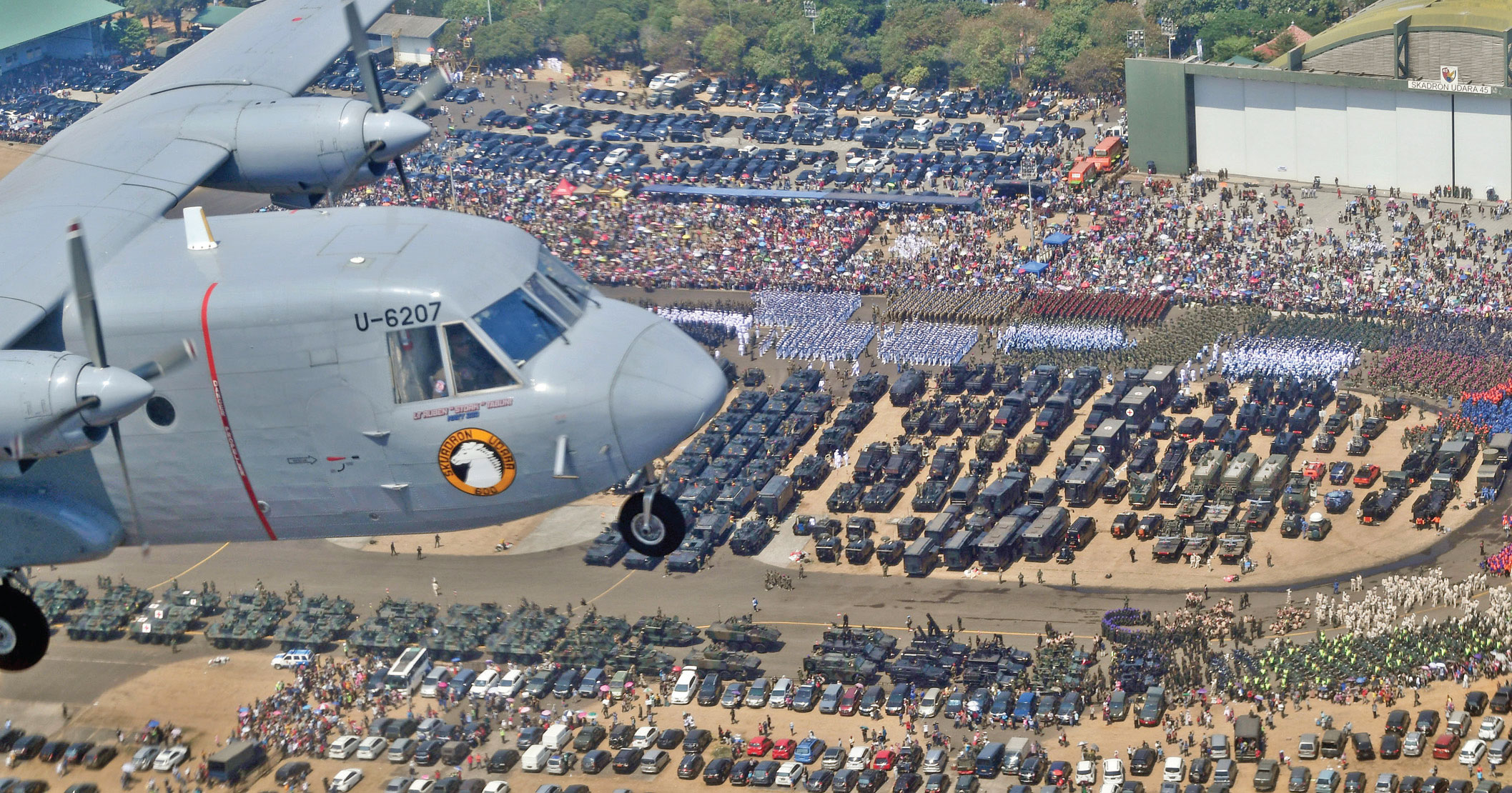 Pesawat udara CASA NC-212 Skuadron Udara 600 Wing Udara-1 Puspenerbal melakukan terbang formasi saat peringatan HUT Ke-74 TNI 