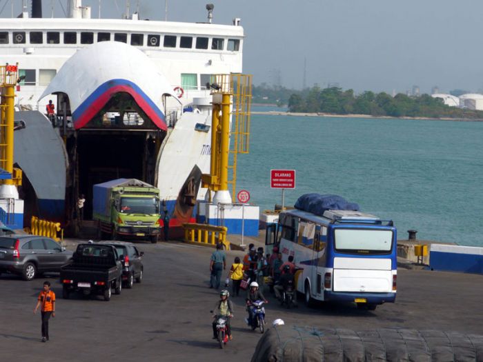Transporasti angkutan penyeberangan Merak-Bakauheni. 