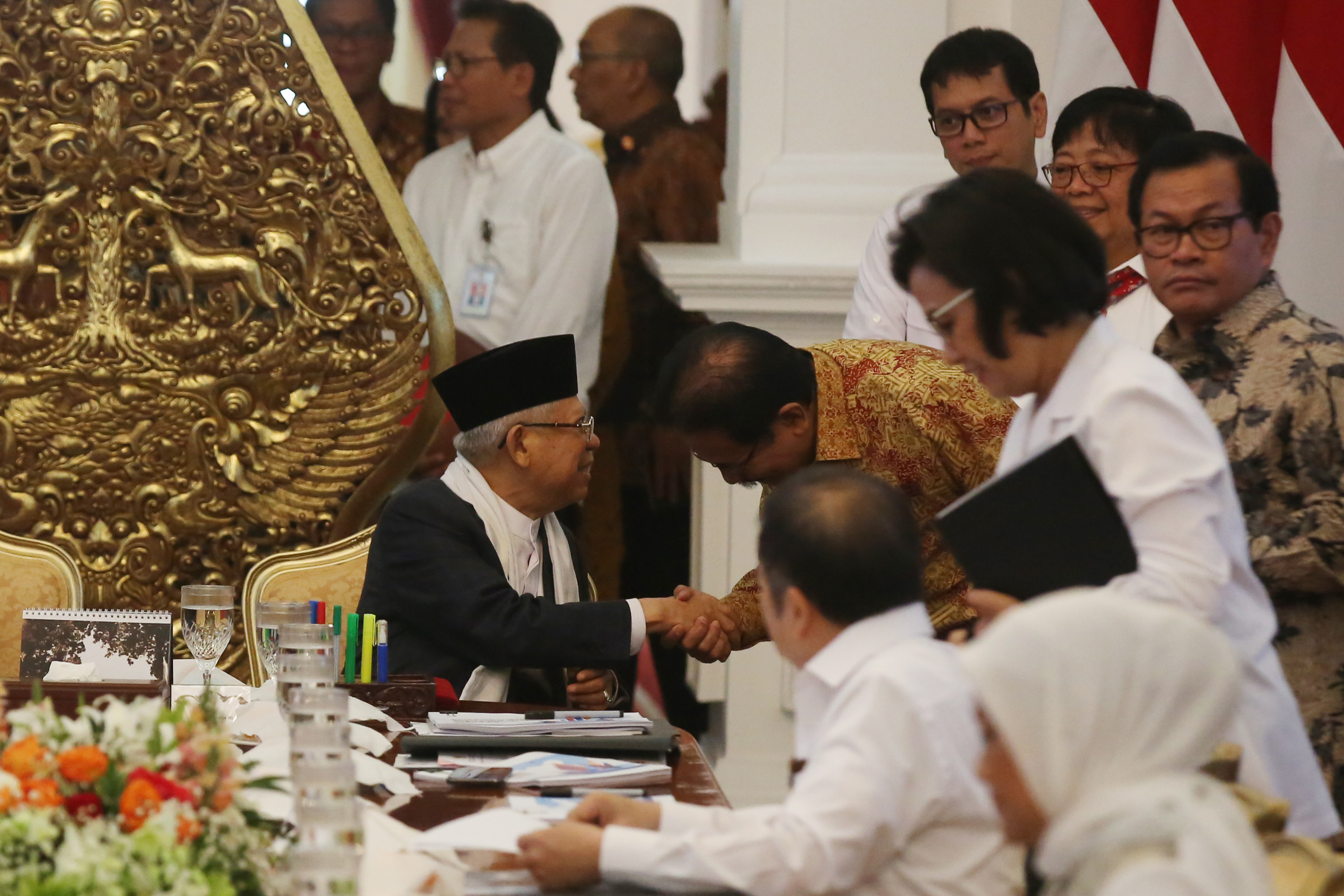 Sejumlah menteri memberi salam kepada Wakil Presiden Ma'ruf Amin sebelum sidang Paripurna Perdana di Istana Merdeka, Jakarta.
