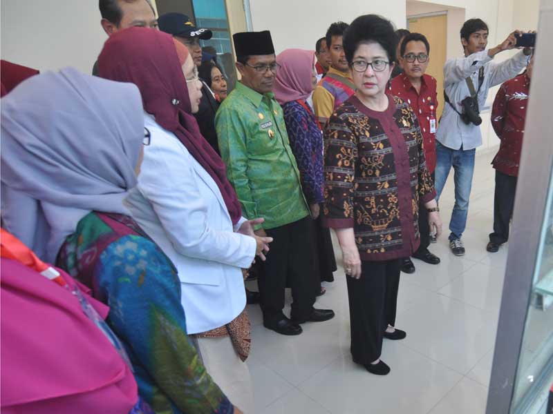 Menteri Kesehatan Nila Moeloek (tengah) melakukan peninjauan ruangan Gedung Undata Medical Center (UMC) usai diresmikan di RSUD Undata Palu.