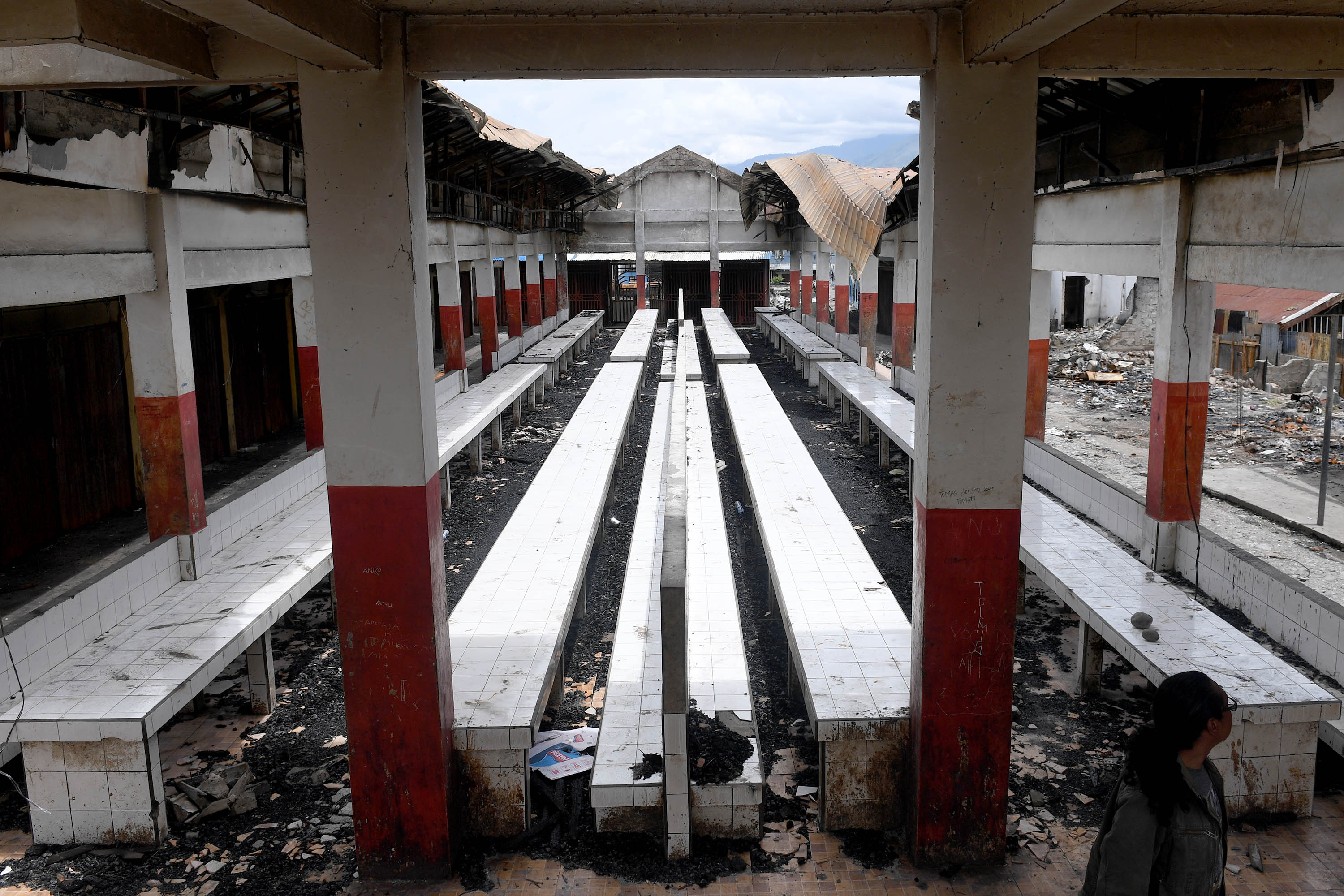 Pasar Wouma, Jayawiijaya hingga kini belum diperbaiki pasca kerusuhan di Kota Wamena. 