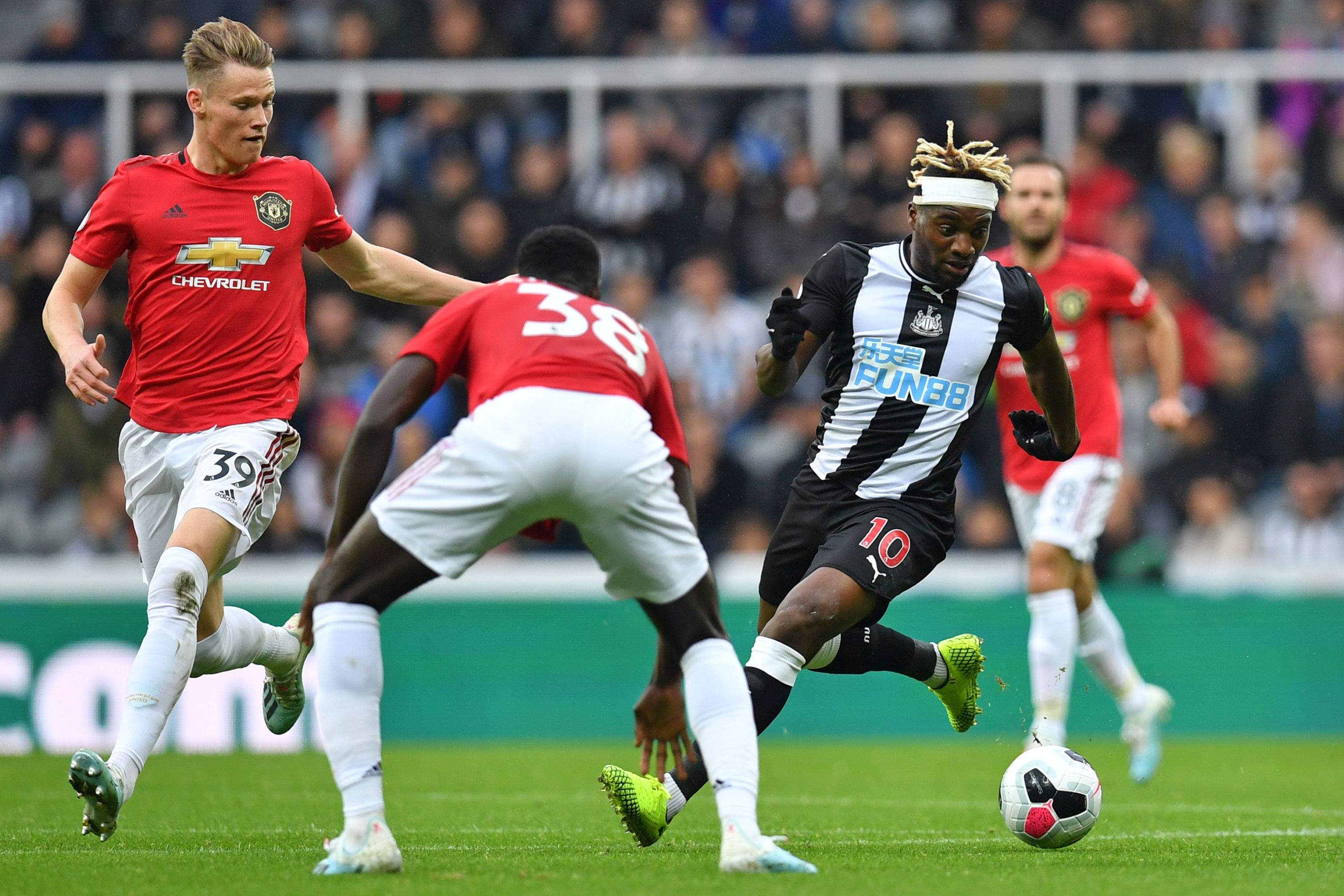 Duel Newcastle United melawan Manchester United dalam laga lanjutan Liga Primer Inggris.