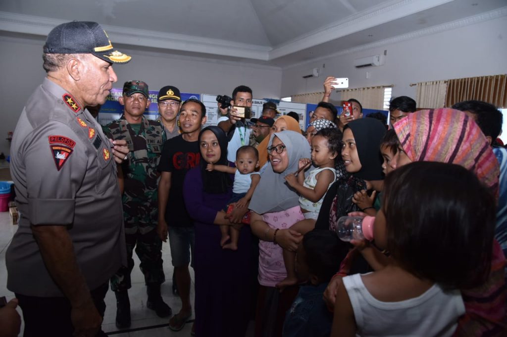 Kapolda Papua Irjen Pol Paulus Waterpauw menyapa pengungsi dari Wamena beberapa waktu lalu. 