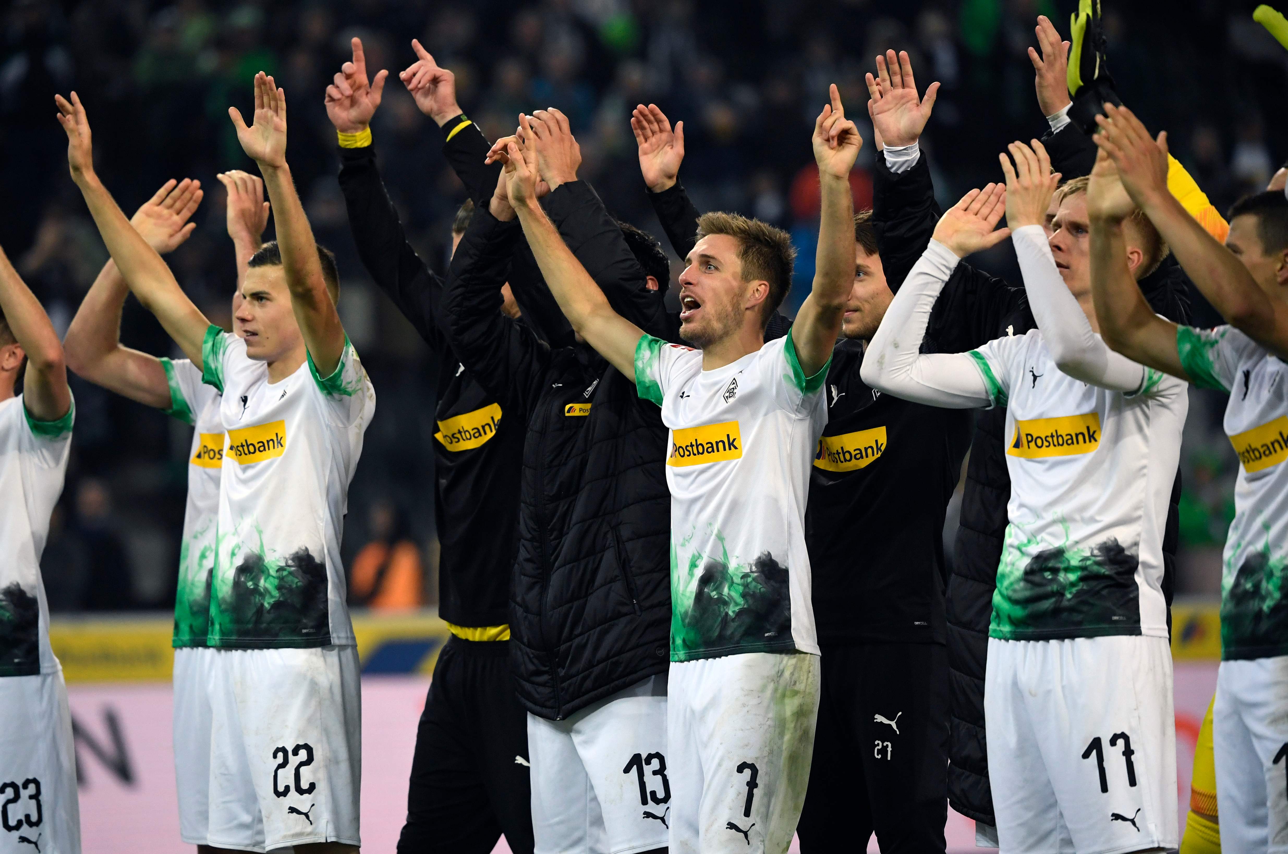 Para pemain Borussia Moenchengladbach merayakan kemenangan 4-2 atas Eintracht Frankfurt