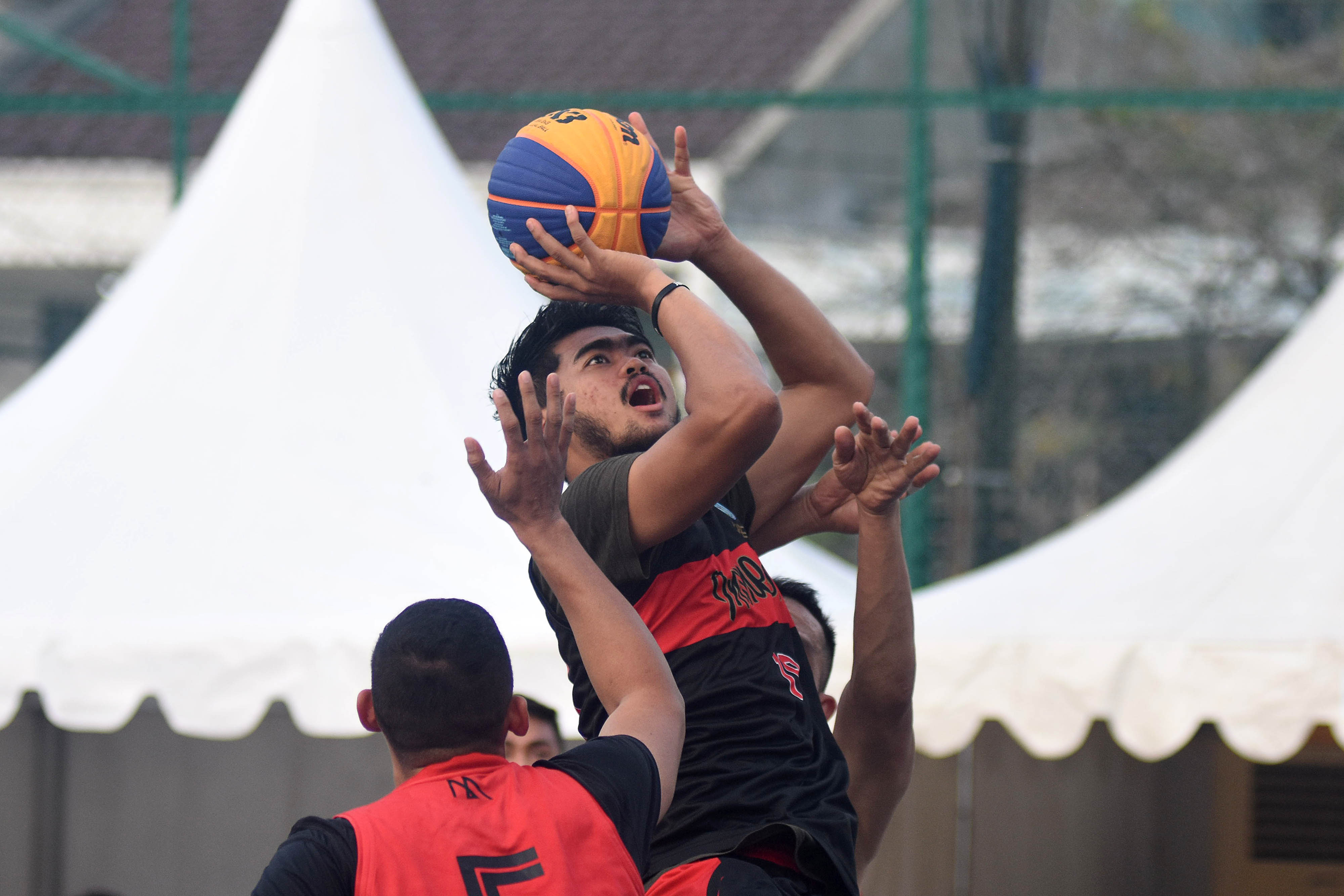 Pemain tim nasional bola basket 3x3, Reza Guntara melakukan lemparan bola ketika melakukan uji coba. 