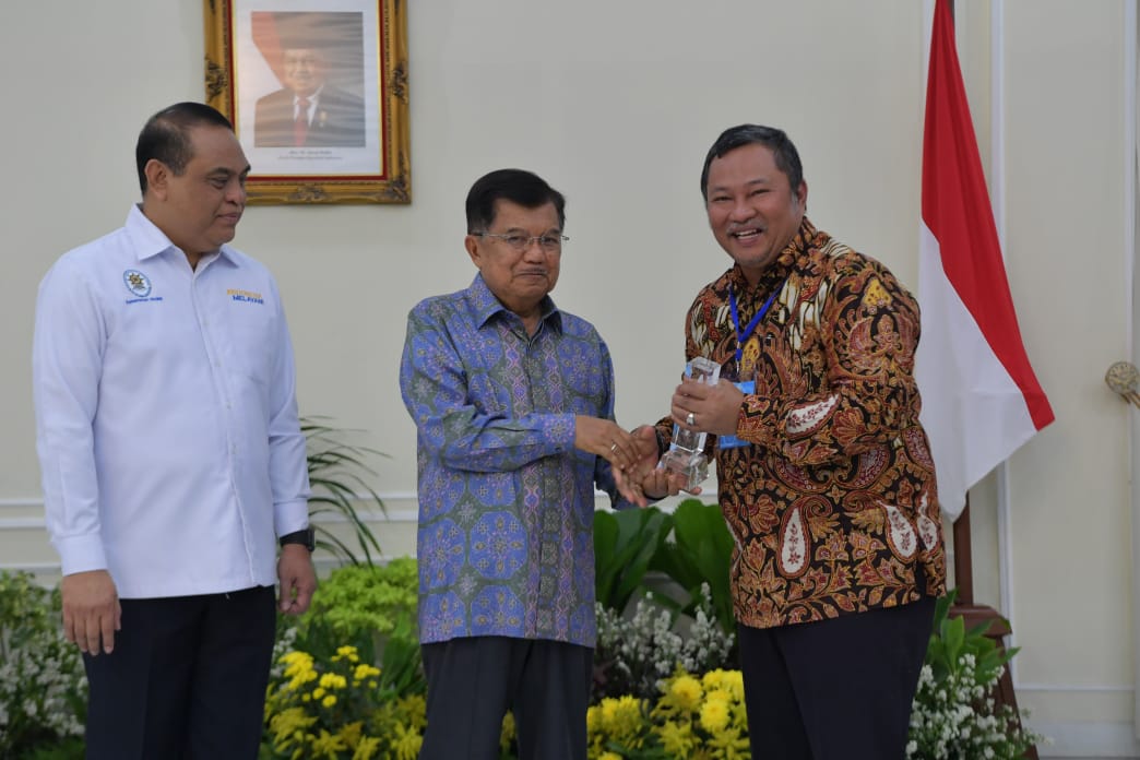 Wapres Jusuf Kalla menyerahkan penghargaan kepada Direktur Operasi Taspen, Ermanza, yang disaksikan Menteri PAN dan RB Syafruddin.