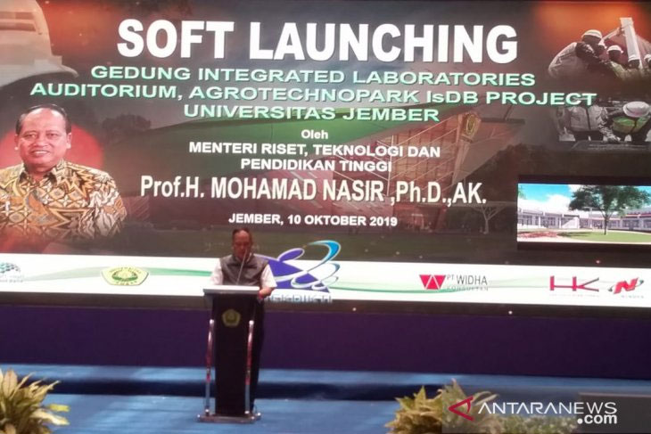 Menristekdikti Mohamad Nasir memberikan sambutan saat peluncuran Gedung Integrated Laboratories Auditorium, Agrotechnopark IsDB Project  