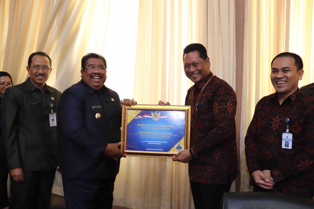 Bupati Buleleng Bali Putu Agus Suradnyana (kiri) menerima penghargaan WTP dari Kementerian Keuangan Republik Indonesia.