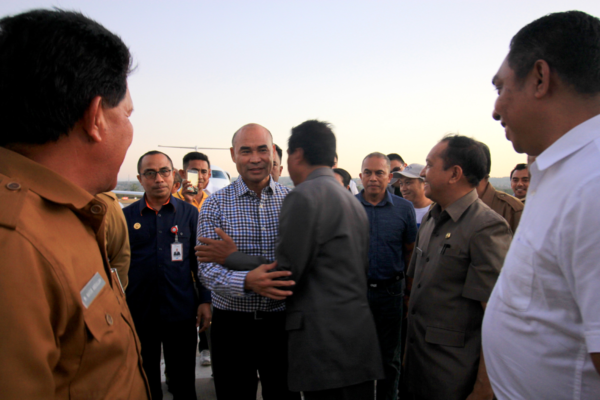 Gubernur NTT Viktor Bungtilu Laiskodat disalami ASN saat turun dari jet pribadinya di Bandara El Tari Kupang, Senin (21/10) petang.