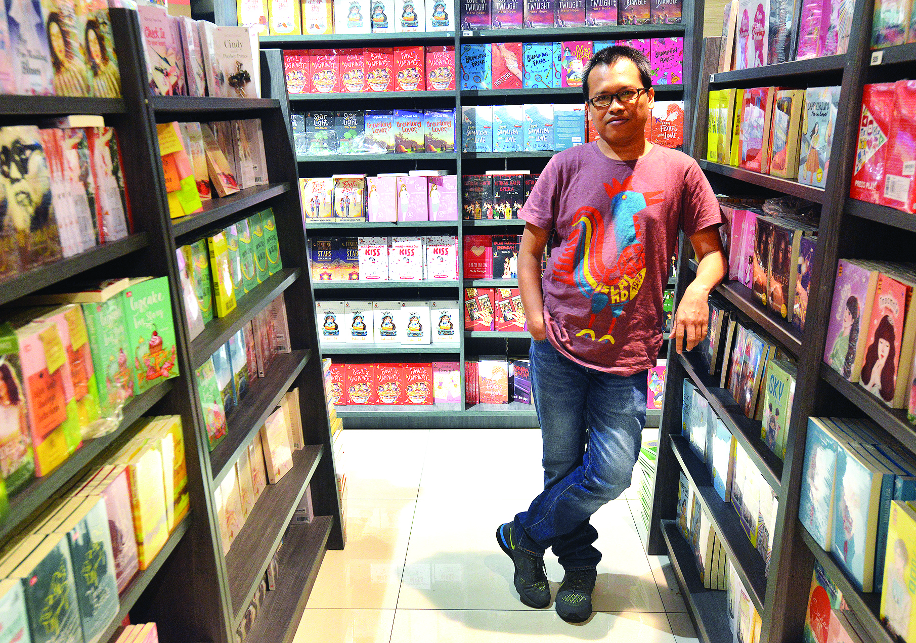 Penulis buku Eka Kurniawan berpose di sudut toko buku di kawasan Central Park, Jakarta Barat.