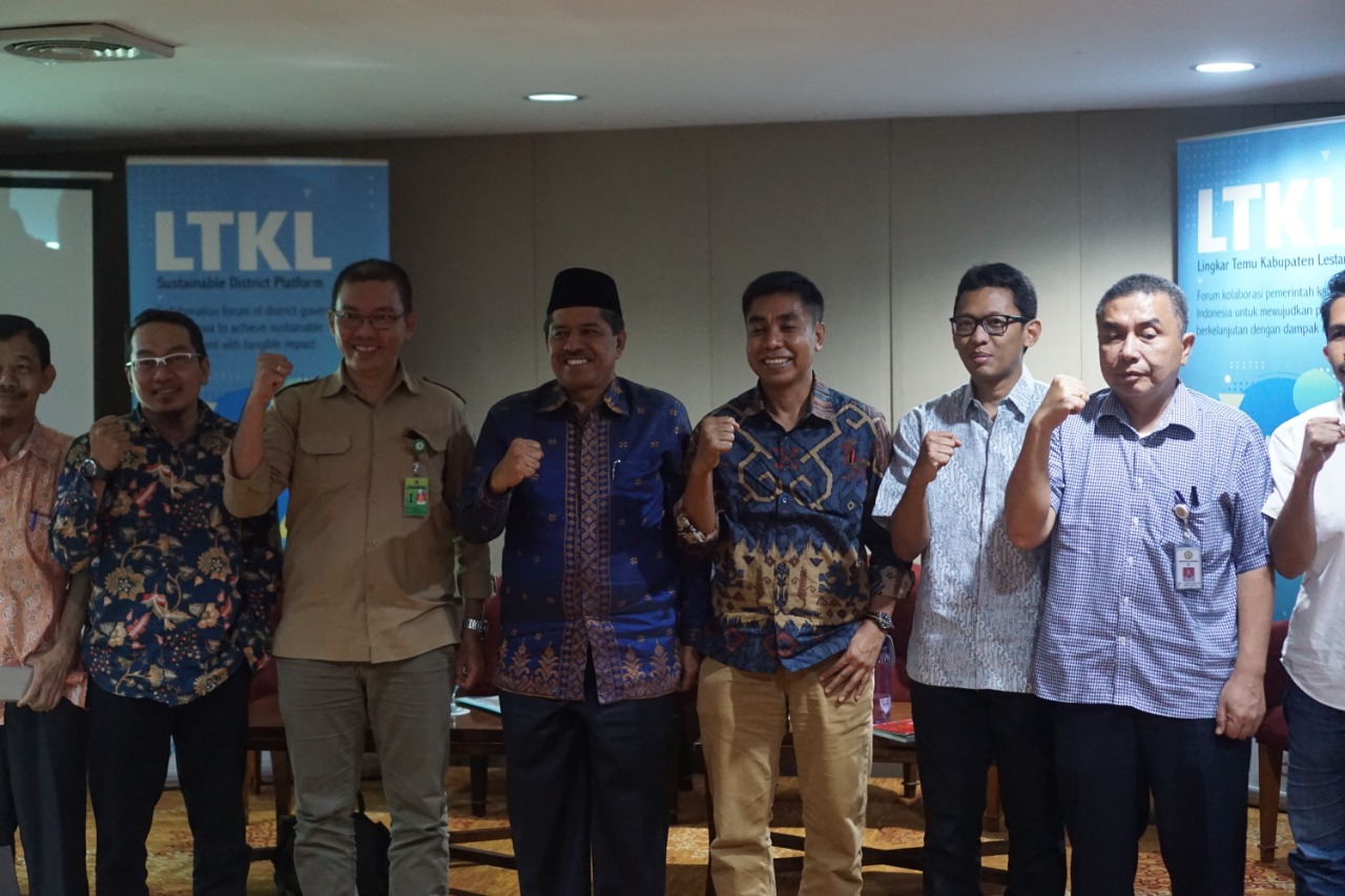 Bupati Siak  Alferdi saat jadi pembicara soal inisiasi Siak mencegah karhutla