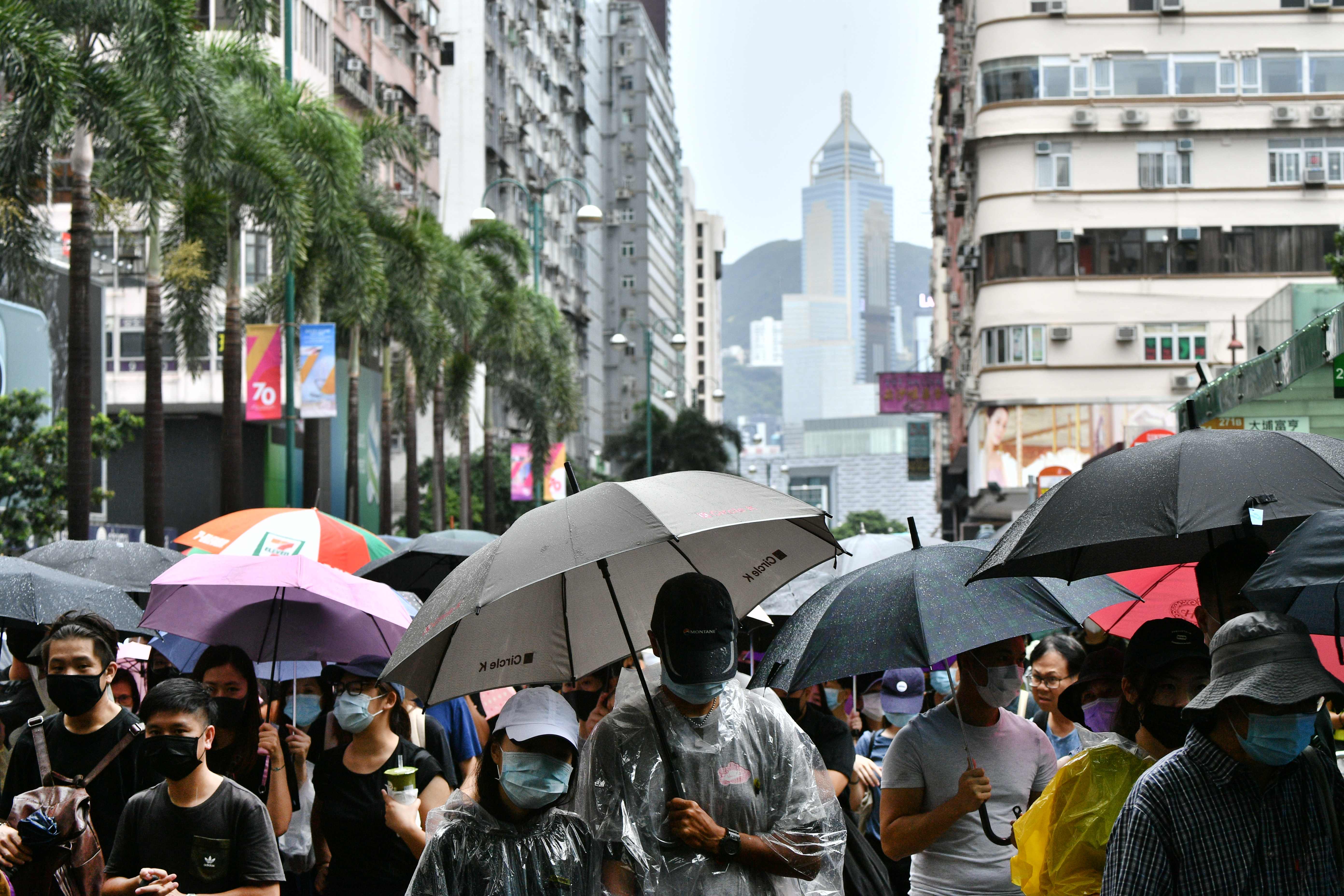 Ribuan pengunjuk rasa kembali turun ke jalan-jalan di Hong Kong, Minggu (6/10).