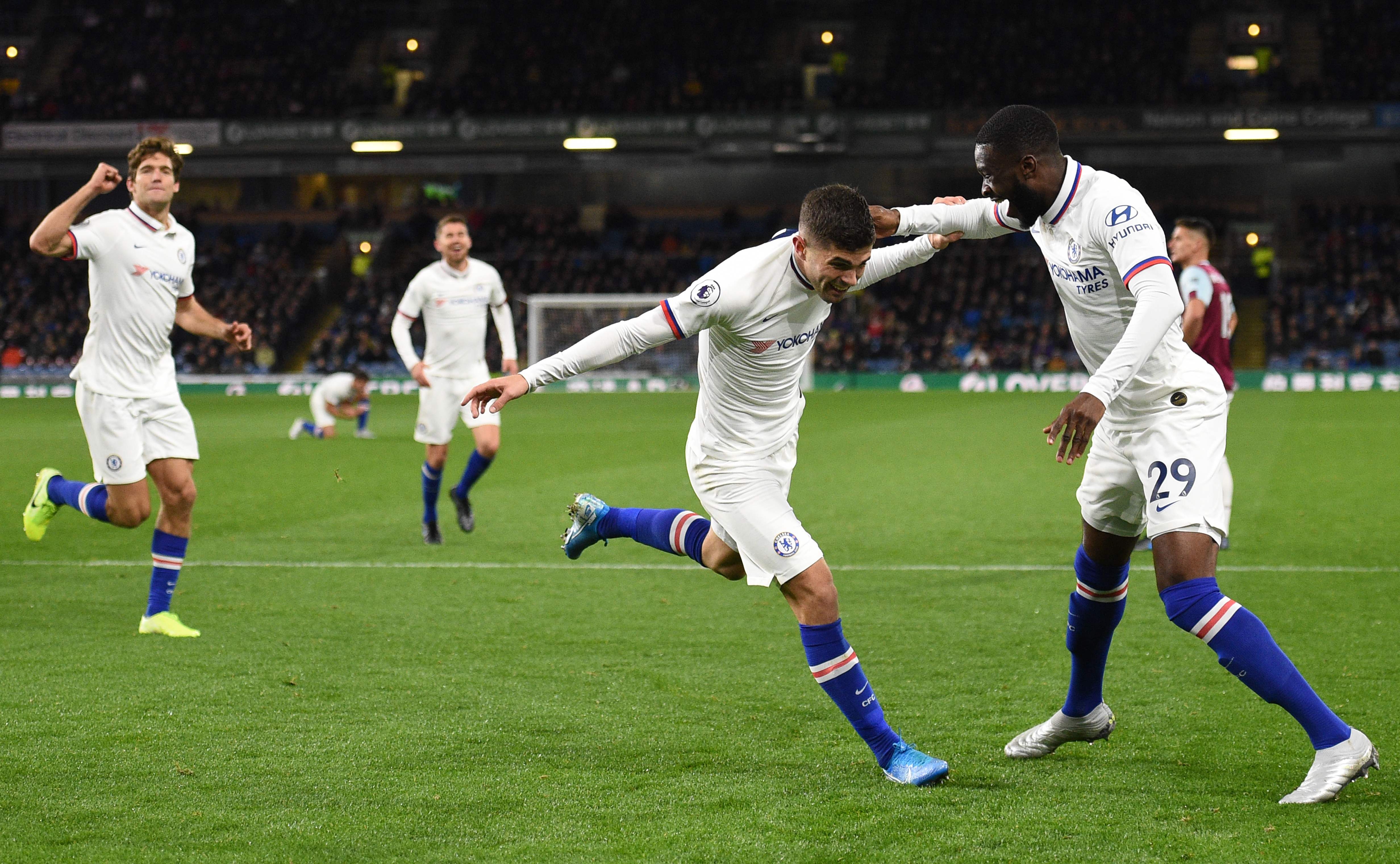 Gelandang Chelsea Christian Pulisic (tengah) merayakan gol ketiganya saat menghadapi tuan rumah Burnley.