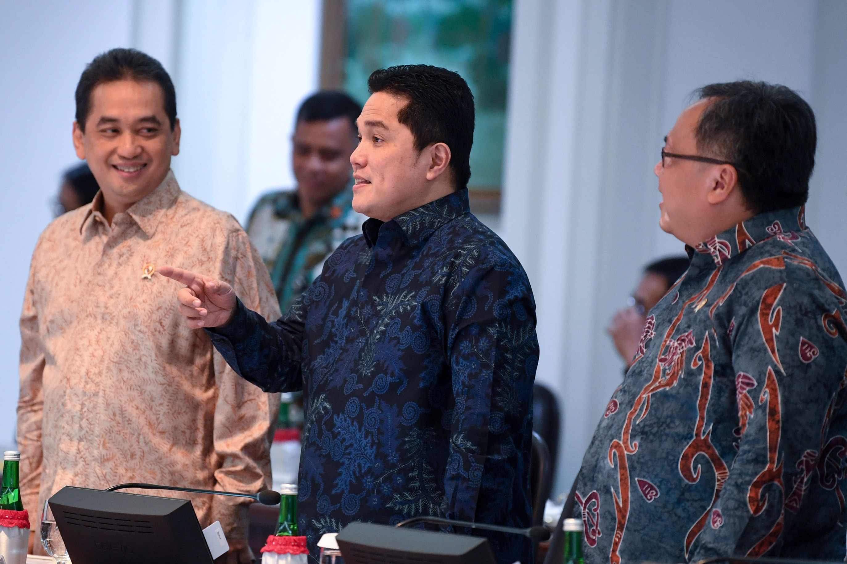 Menteri Perdagangan Agus Suparmanto (kiri)  sebelum mengikuti rapat kabinet terbatas di Kantor Presiden, Jakarta, Rabu (20/10/2019).