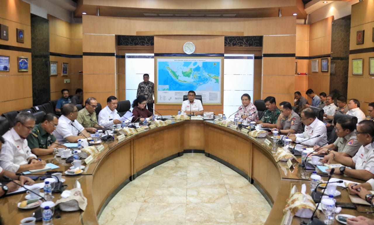 Menko Polkam Wiranto pimpin rapat percepatan pemulihan wilayah terdampak gempa Maluku, Rabu (2/10). 