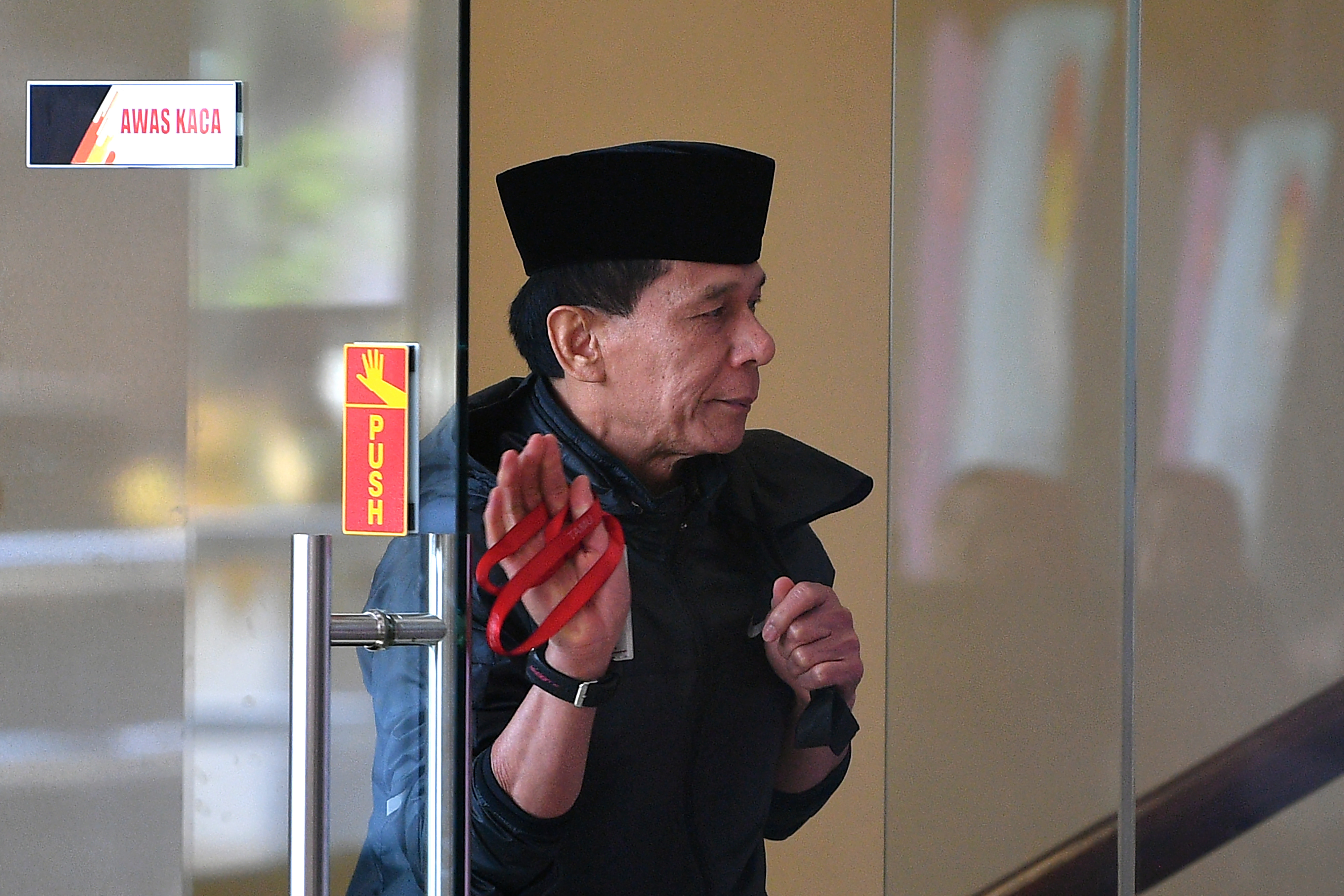 Anggota BPK Rizal Djalil berjalan seusai diperiksa di kantor KPK, Jakarta, Jumat (4/10).