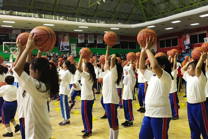 Siswa sekolah di wilayah DKI Jakarta mengikuti kurikulum basket yang bekerja sama dengan Junior NBA.  