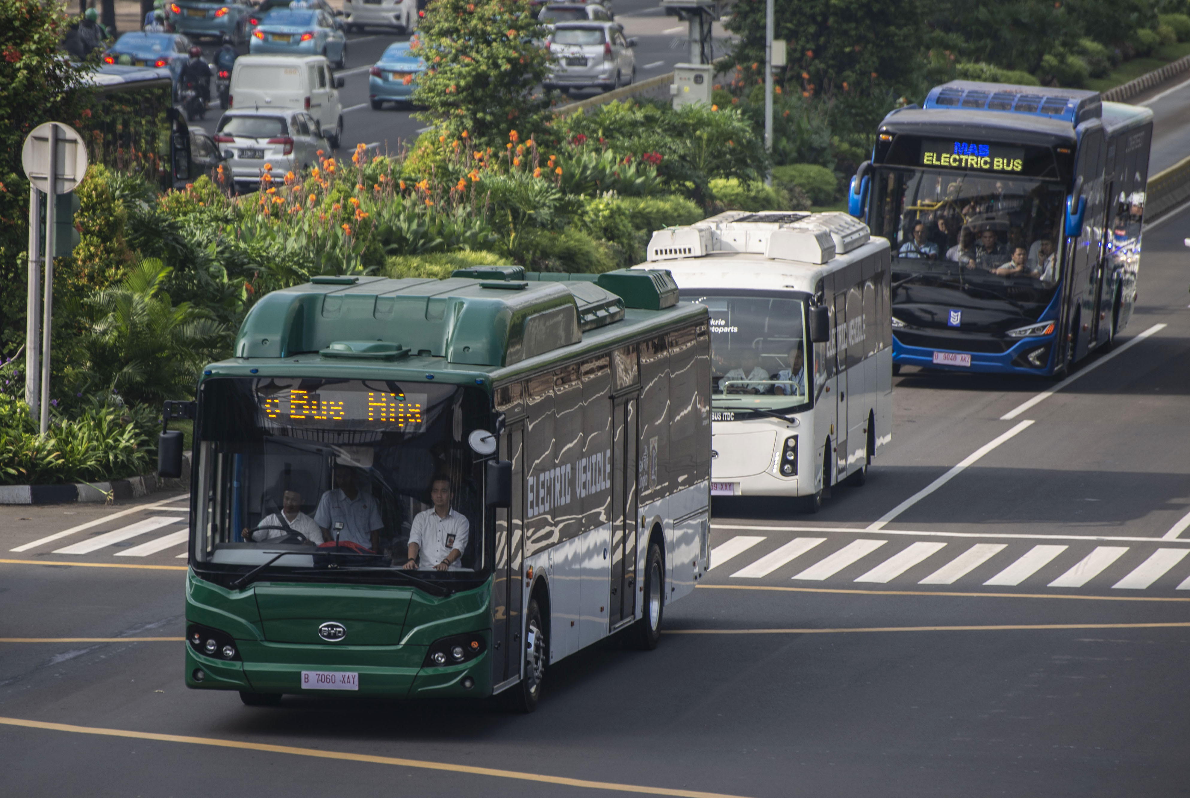 Uji coba tiga bus listrik hasil kerjasama Pemprov DKI Jakarta bersama PT TransJakarta dan PT Bakrie & Brother.