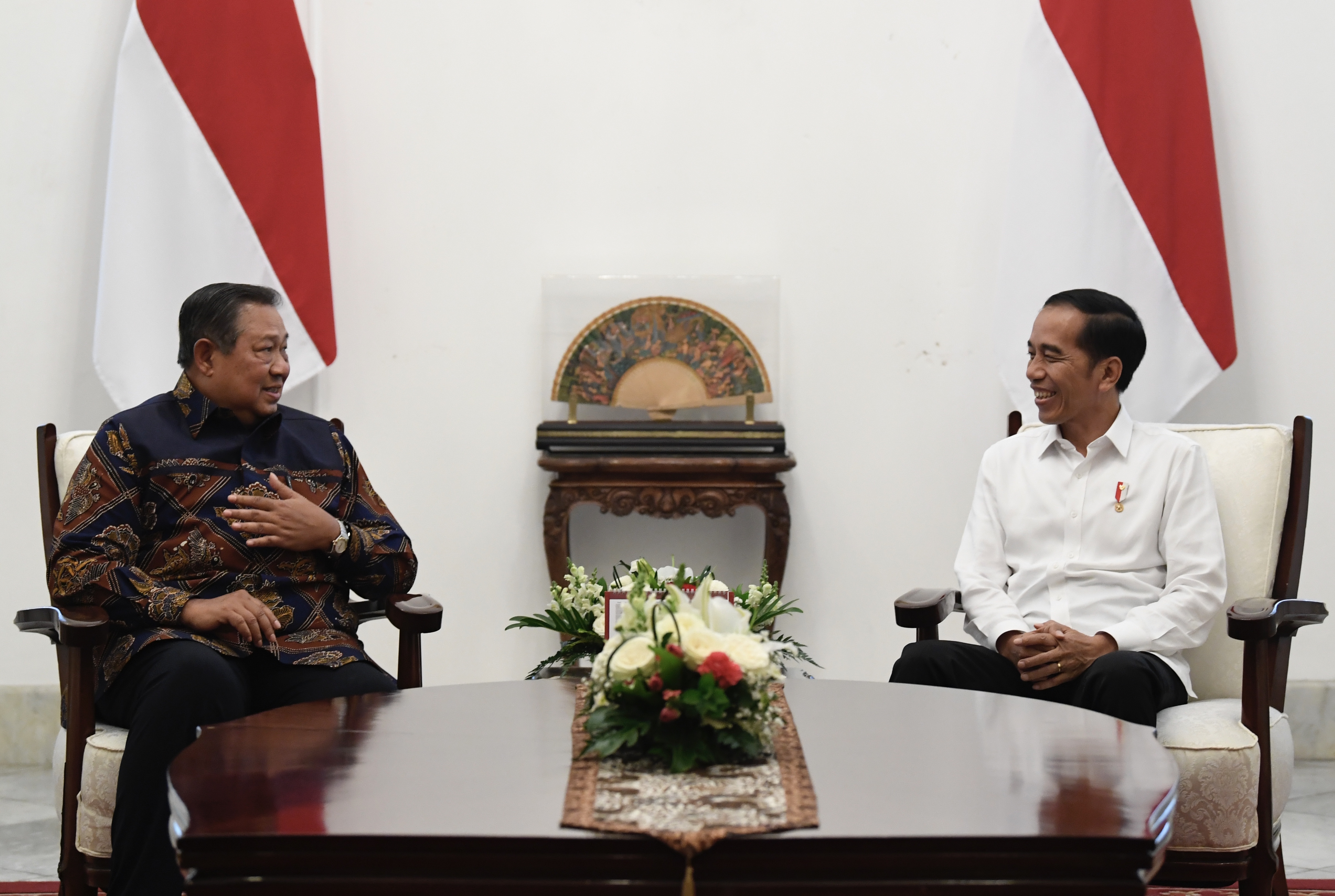 Presiden Joko Widodo (kanan) berbincang dengan mantan Presiden Susilo Bambang Yudhoyono dalam pertemuan di Istana Merdeka, Jakarta.