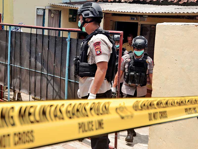 Personel Brimob Polda Lampung berjaga saat penggeledahan rumah milik orangtua terduga teroris di Bandar Lampung, Lampung, Senin (21/10).