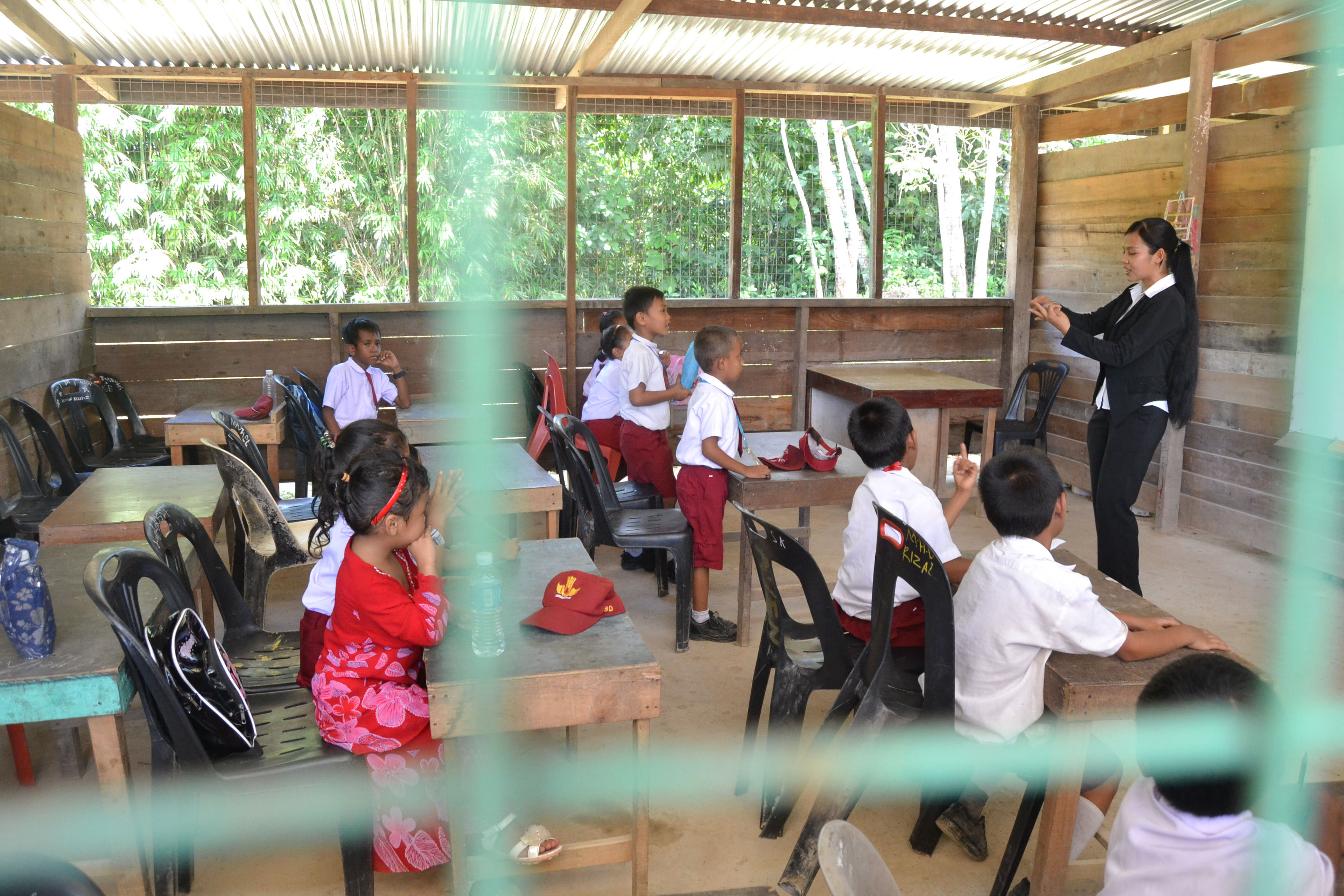 Anak Tenaga Kerja Indonesia (TKI) mengikuti pelajaran di Sekolah Dasar (SD) Tunas Harapan dari program Community Learning Center (CLC).