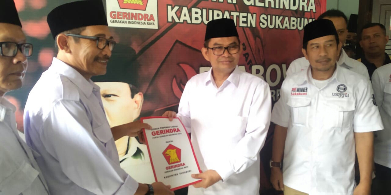 Wabup Sukabumi,  Adjo Sardjono mengembalikan formulir pendaftaran calon bupati kepada Ketua Tim Bappda Gerindra, Usep Wawan, Minggu (27/10).