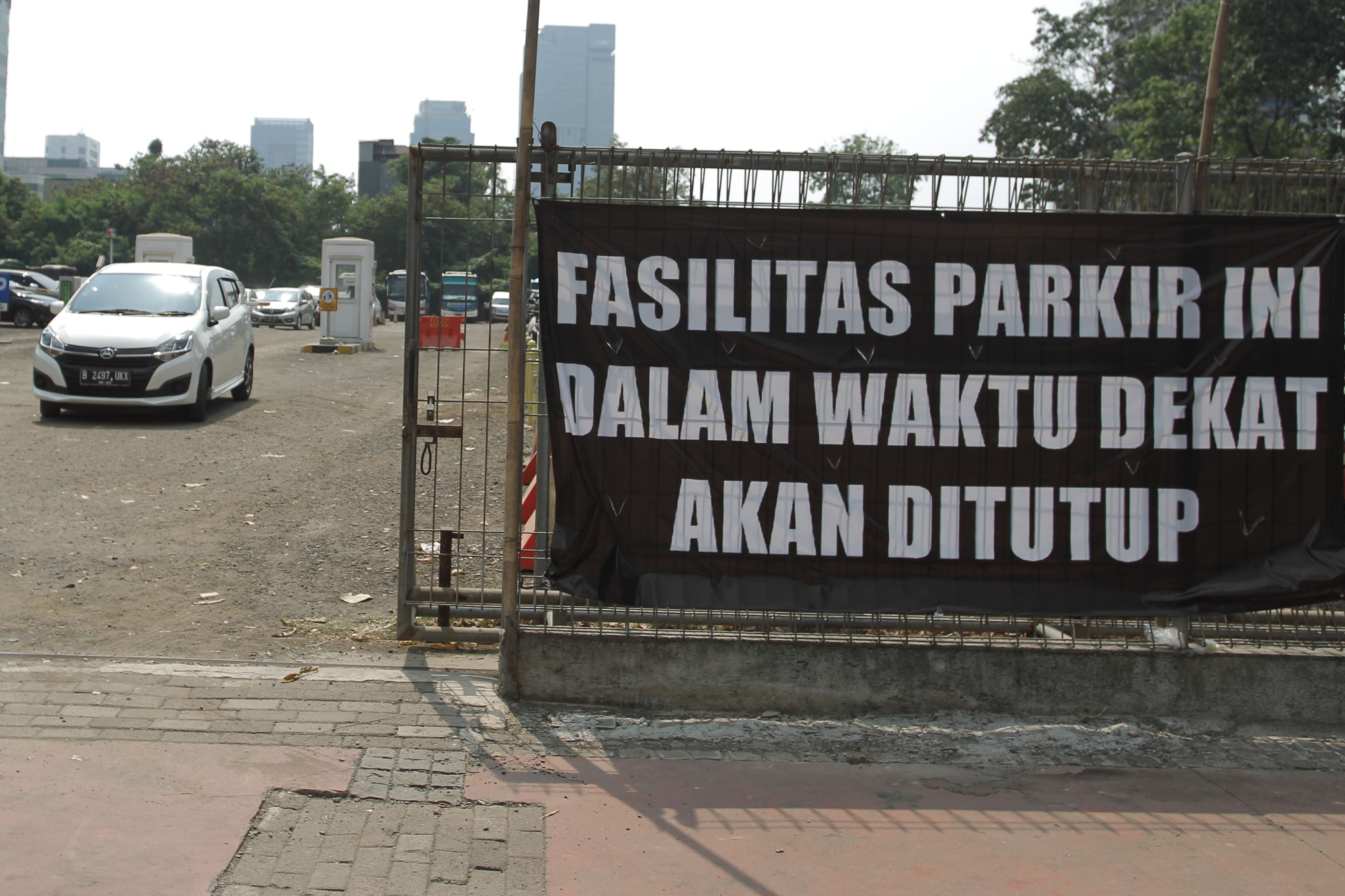 Sebuah mobil melintas di area lahan parkir 