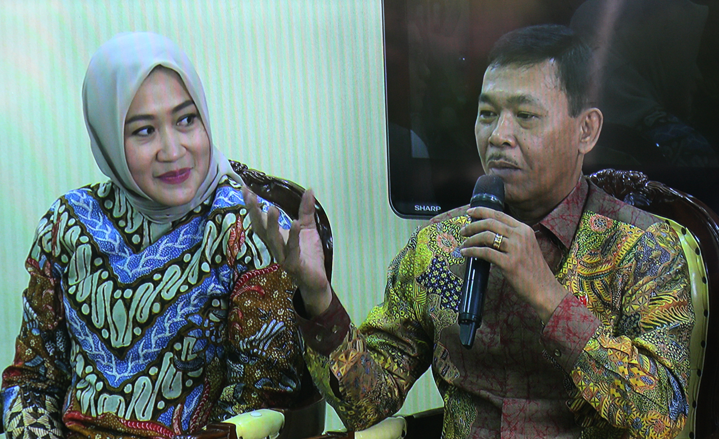 Foto dari layar monitor yang menayangkan Komjen Pol Idham Azis (kanan) berdialog dengan Komisi III DPR.