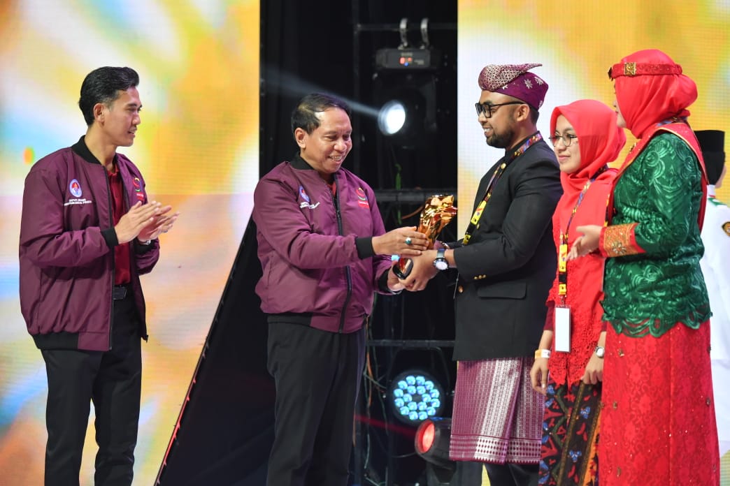 Menpora Zainudin Amali memberikan penghargaan kepada para pemuda berprestasi.