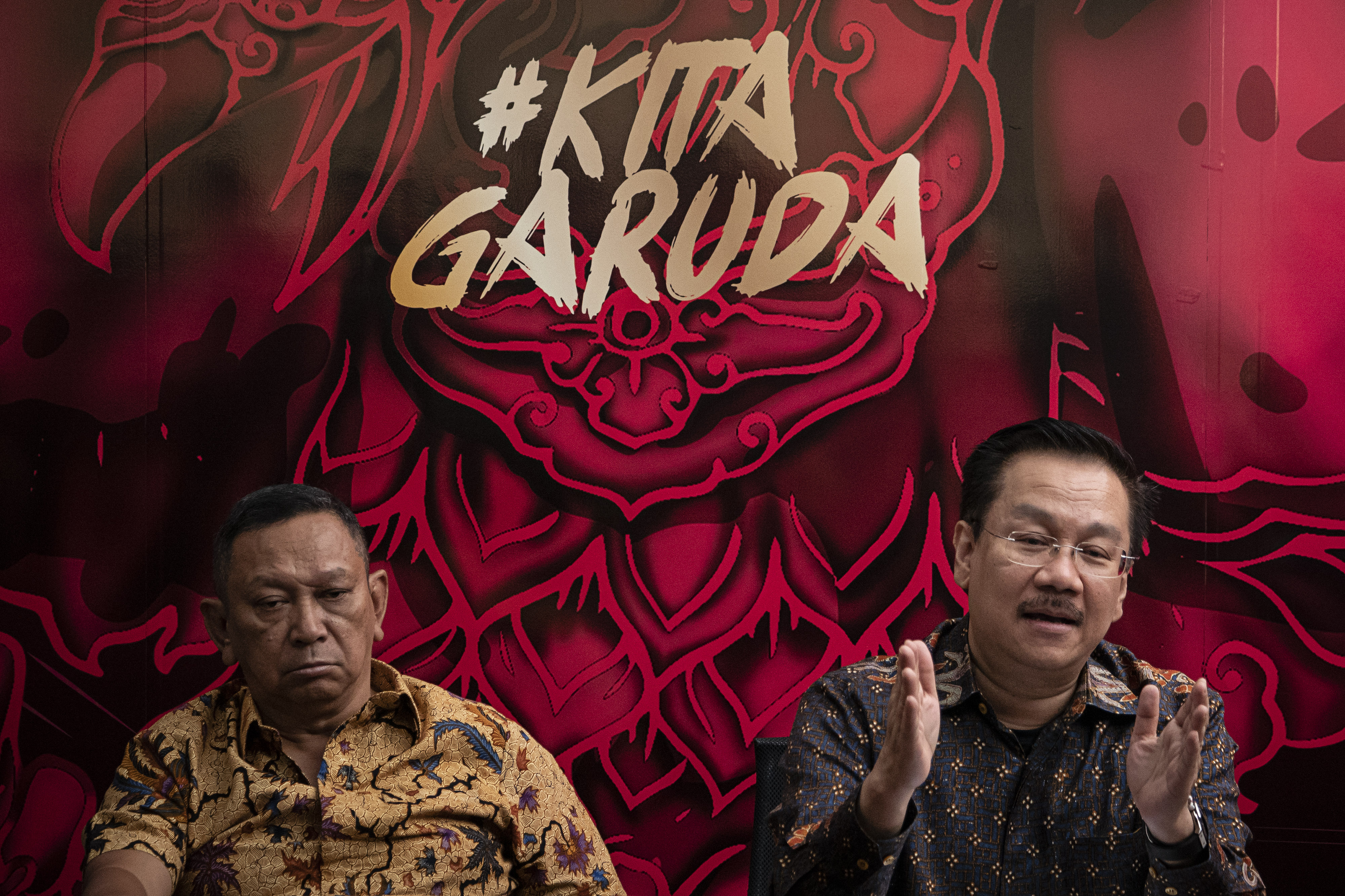 Ketua Komite Pemilihan Syarif Bastaman (kanan) didampingi Anggota Komite Pemilihan Irawadi Hanafie (kiri) saat menyampaikan keterangan pers.