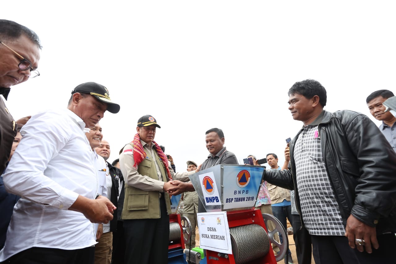 Penyerahan alat pengupas dan pengolah kopi dari BNPB kepada masyarakat Karo