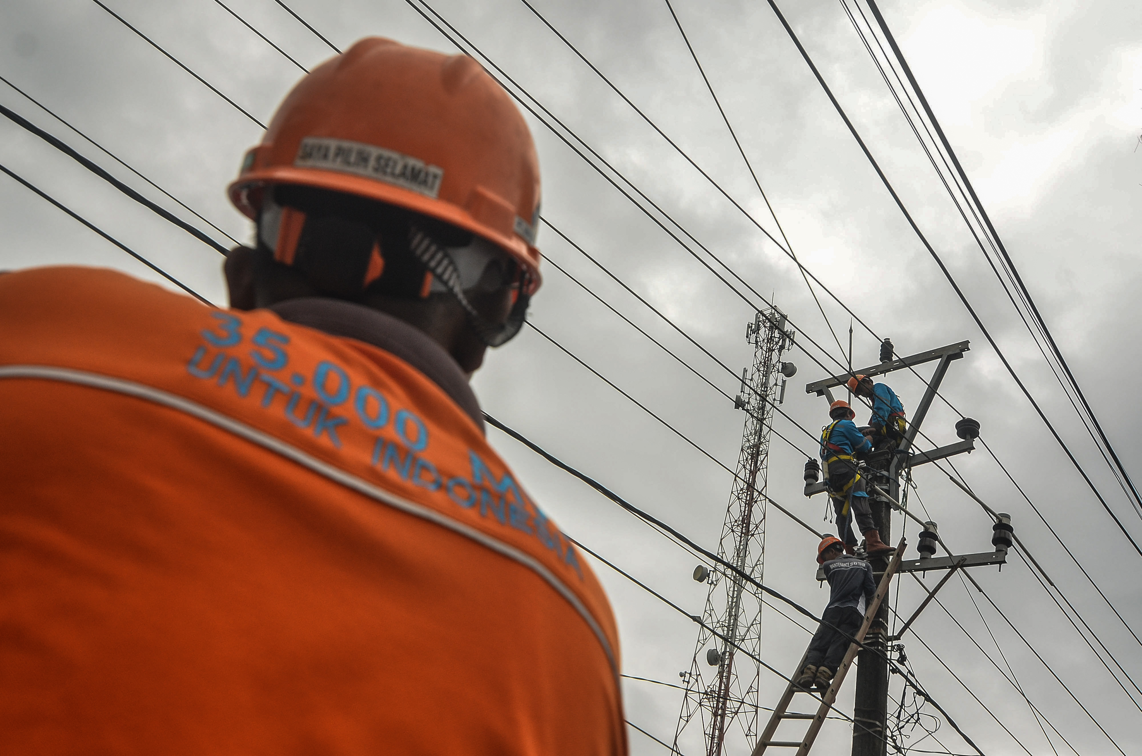Petugas PLN memperbaiki gardu listrik saat pemadaman listrik serentak se-Pangandaran di Cikidang, Kabupaten Pangandaran, Jawa Barat.