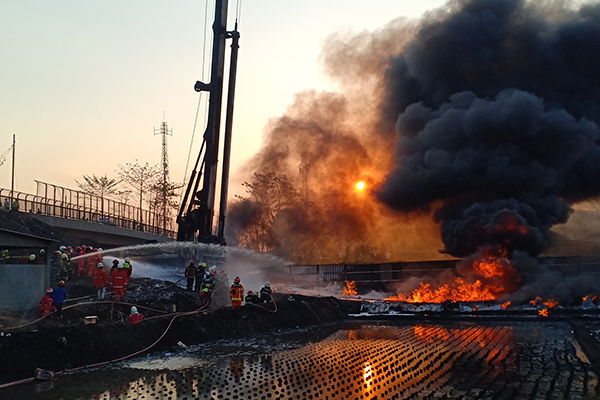 Kebakaran pipa PT Pertamina di Cimahi