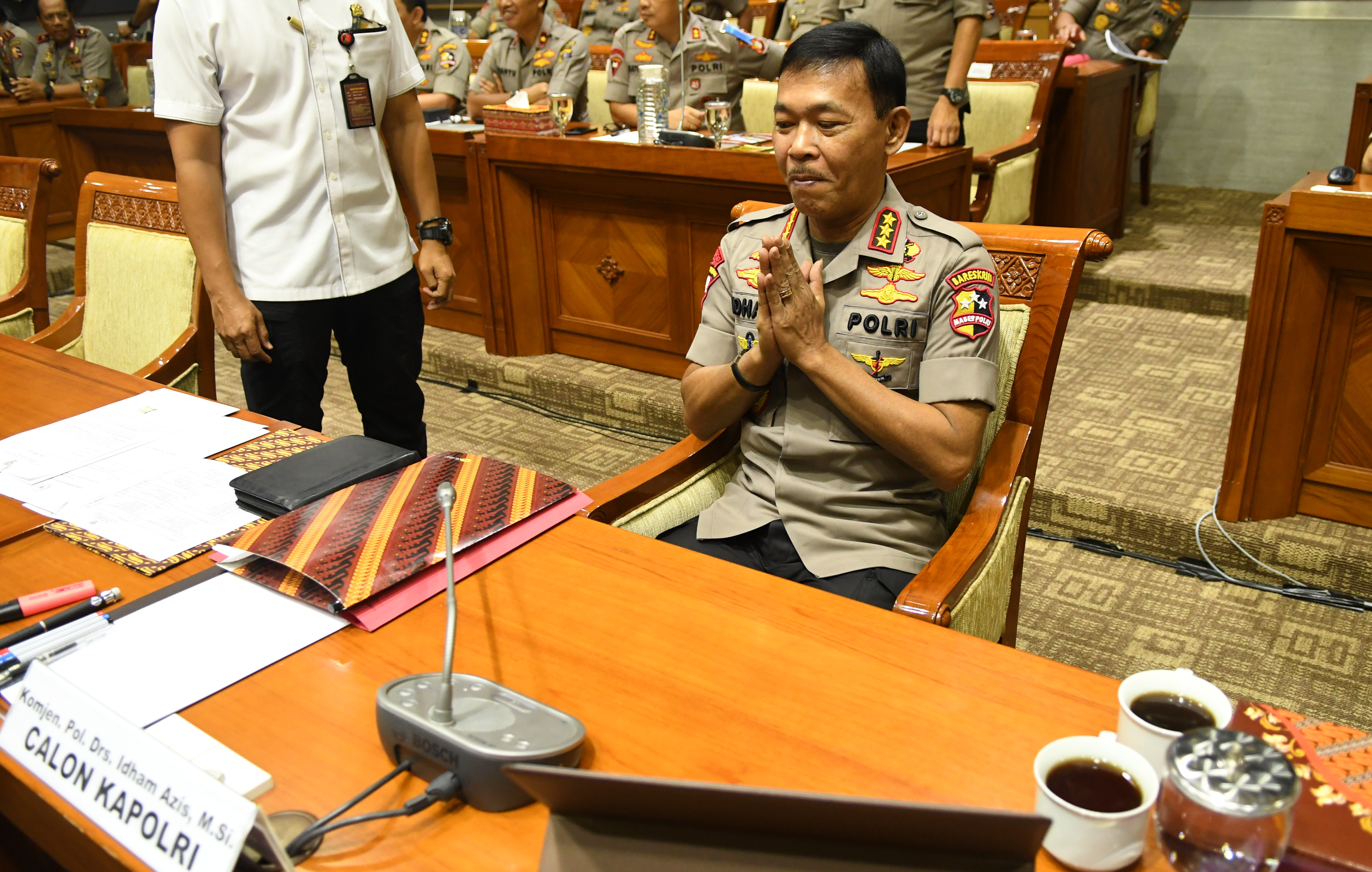 Kabareskrim Komjen Pol Idham Aziz bersiap mengikuti Uji Kelayakan dan Kepatutan Calon Kapolri di ruang Komisi III DPR, Kompleks Parlemen. 