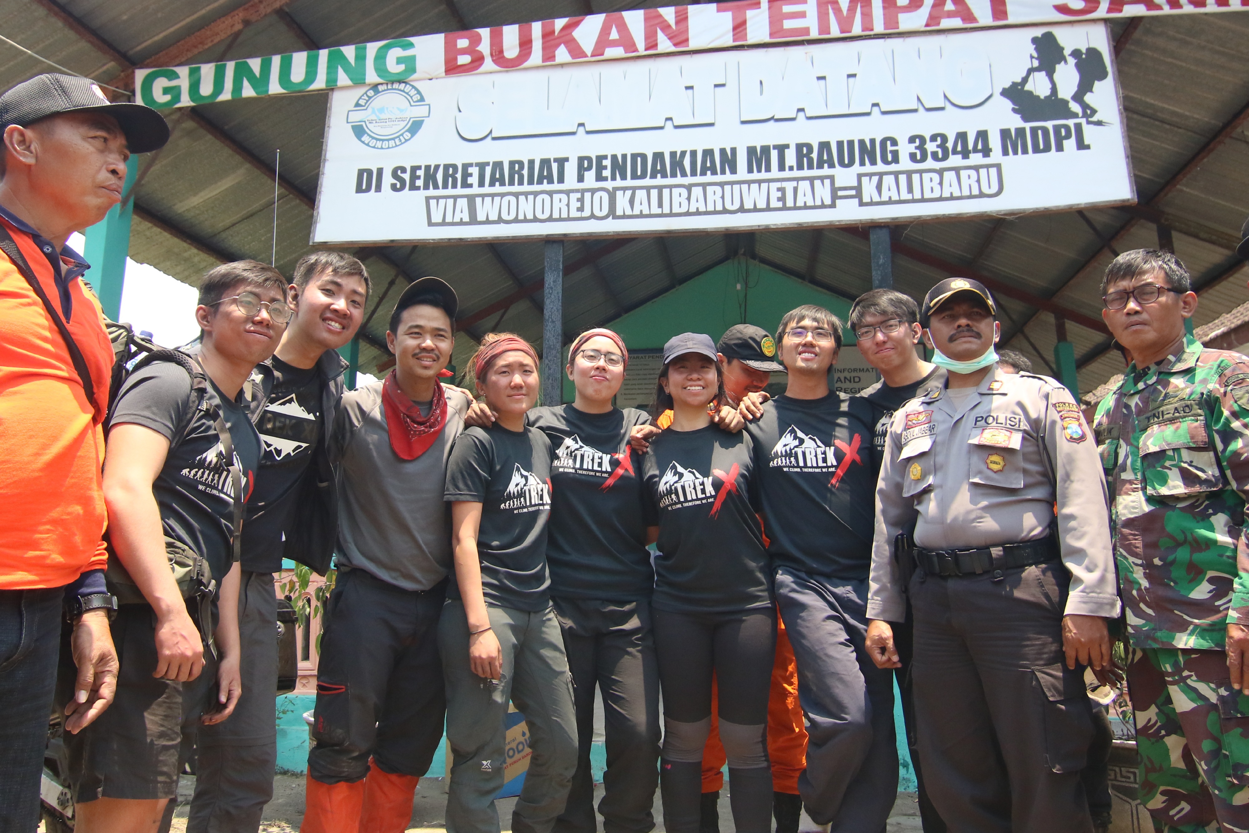 Pendaki yang terjebak kebakaran berfoto bersama petugas SAR gabungan seusai berhasil dievakuasi ke posko Utama Gunung Raung di Kalibaru.