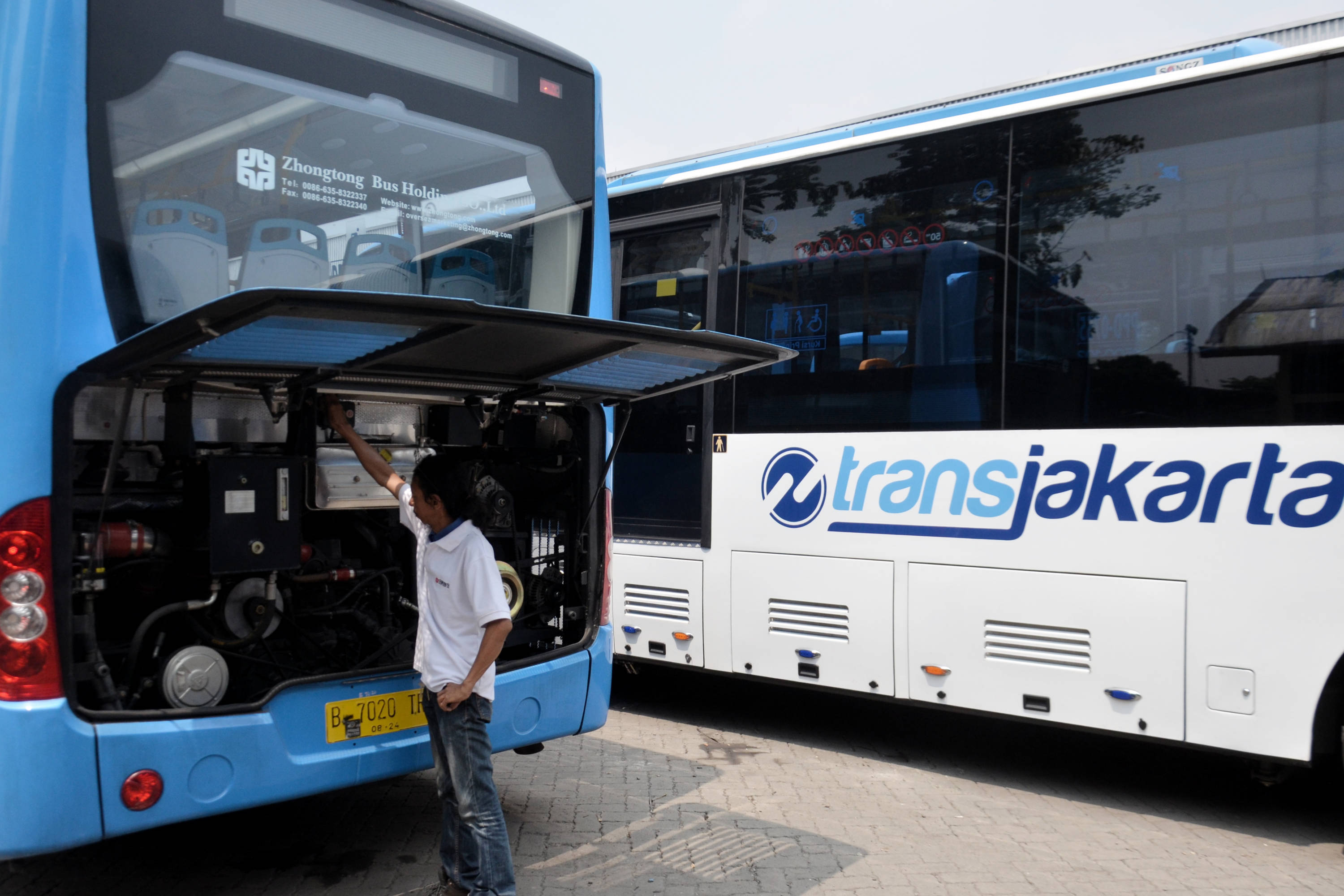Petugas Trans-Jakarta melakukan pengecekan bus Zhongtong di Depo PPD F Klender, Jakarta Timur.