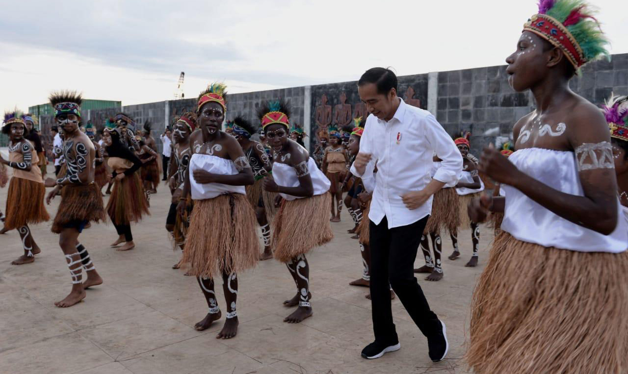 Presiden Joko Widodo menari bersama masyarakat Papua dalam kunjungan kerjanya ke Provinsi Papua Barat