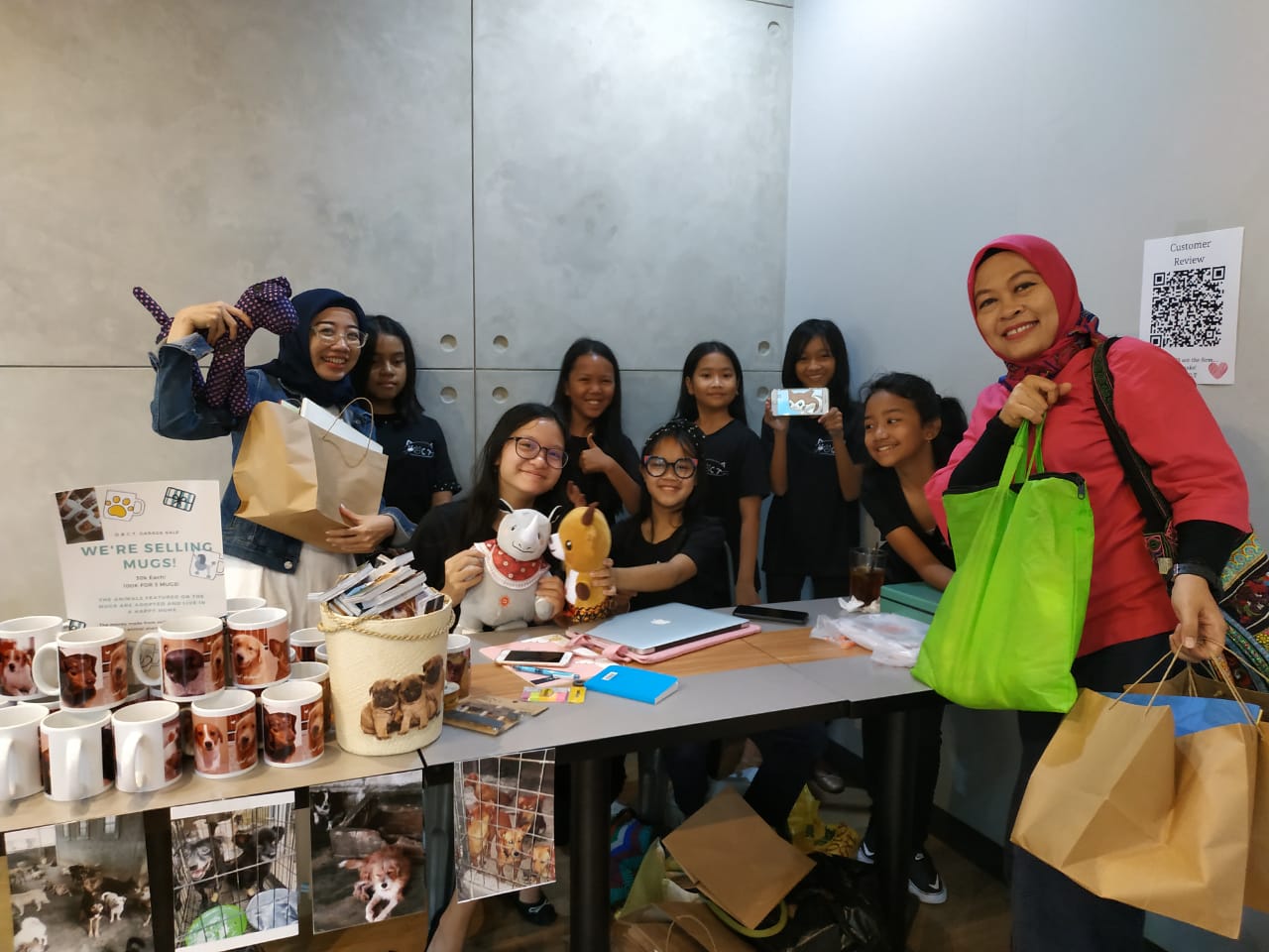 Anak-anak O.B.C.T dari Sekolah Cikal, Jakarta saat menggalang Donasi bagi Animal Shelter di Jakarta, Minggu (13/10)