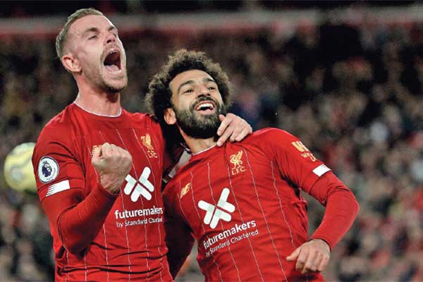 Gelandang Liverpool Mohamed Salah (kanan, foto atas) merayakan gol hasil eksekusi penalti dengan kapten Jordan Henderson