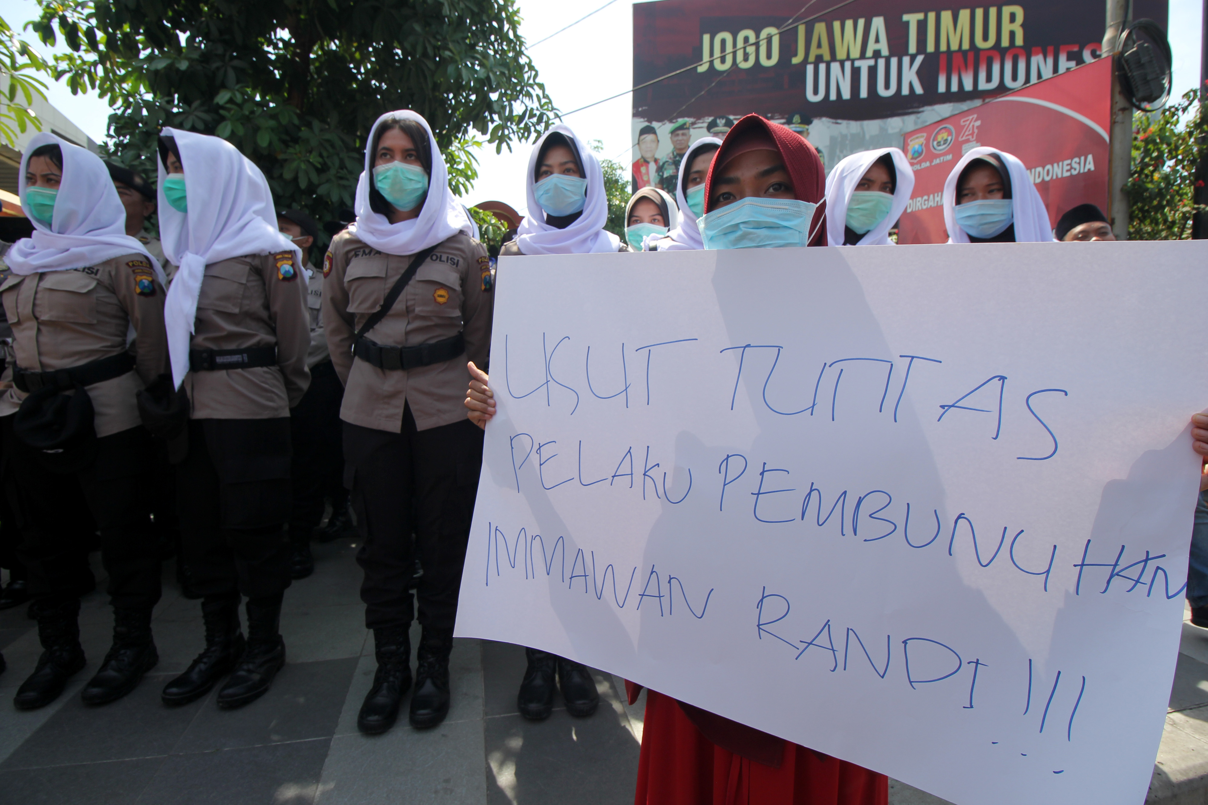 Aksi solidaritas terhadap Randi, mahasiswa Halu Ole yang tertembak peluru tajam saat demonstrasi di Kendari, Sulawesi tenggara