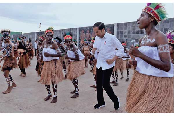Presiden Joko Widodo menari bersama masyarakat Papua dalam kunjungan kerjanya ke Provinsi Papua Barat, kemarin.