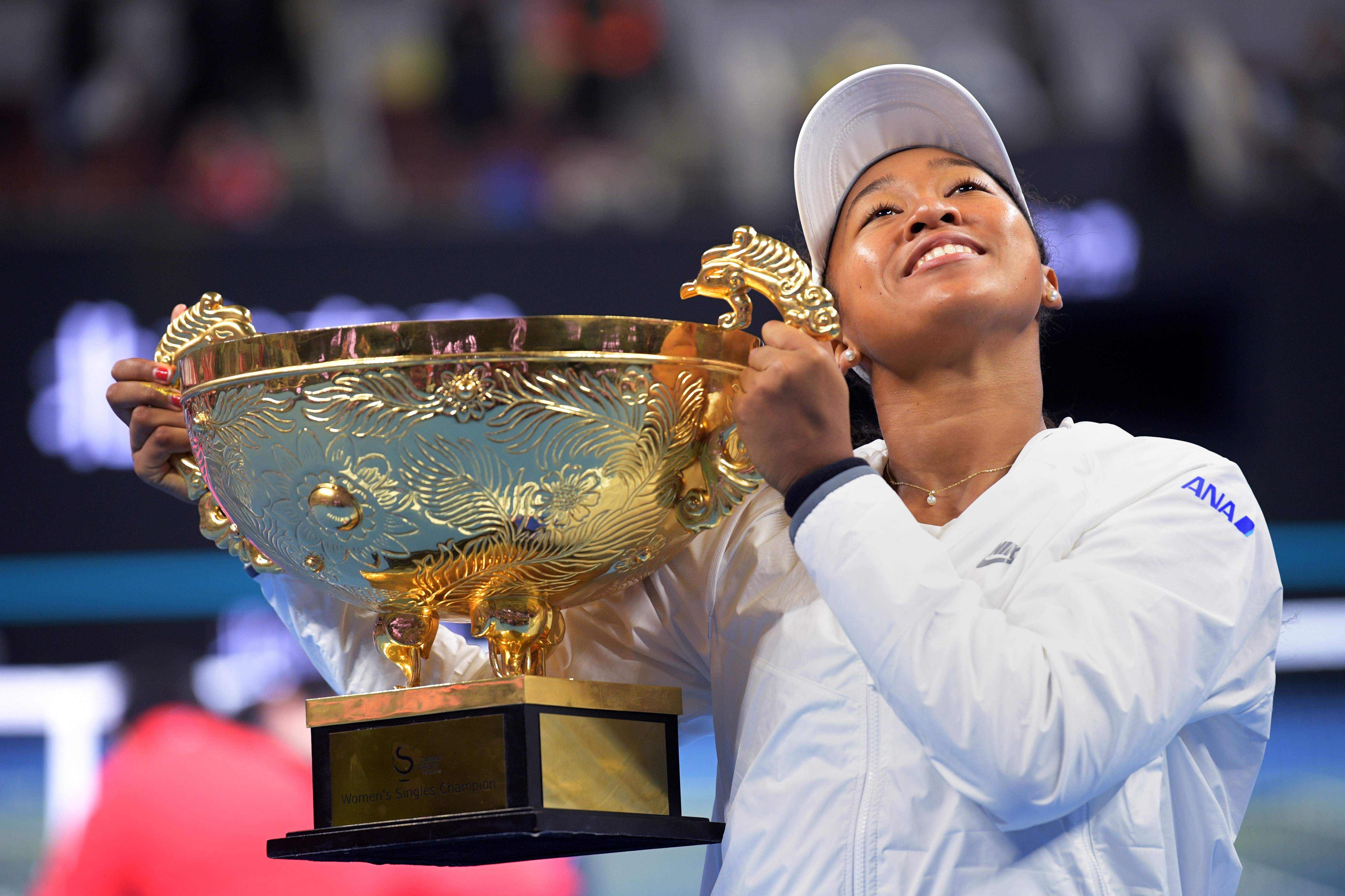 Naomi Osaka berpose dengan trofi juara setelah mengalahka Ashleigh Barty dari Australia pada final Tiongkok Terbukan 2019 pekan lalu.