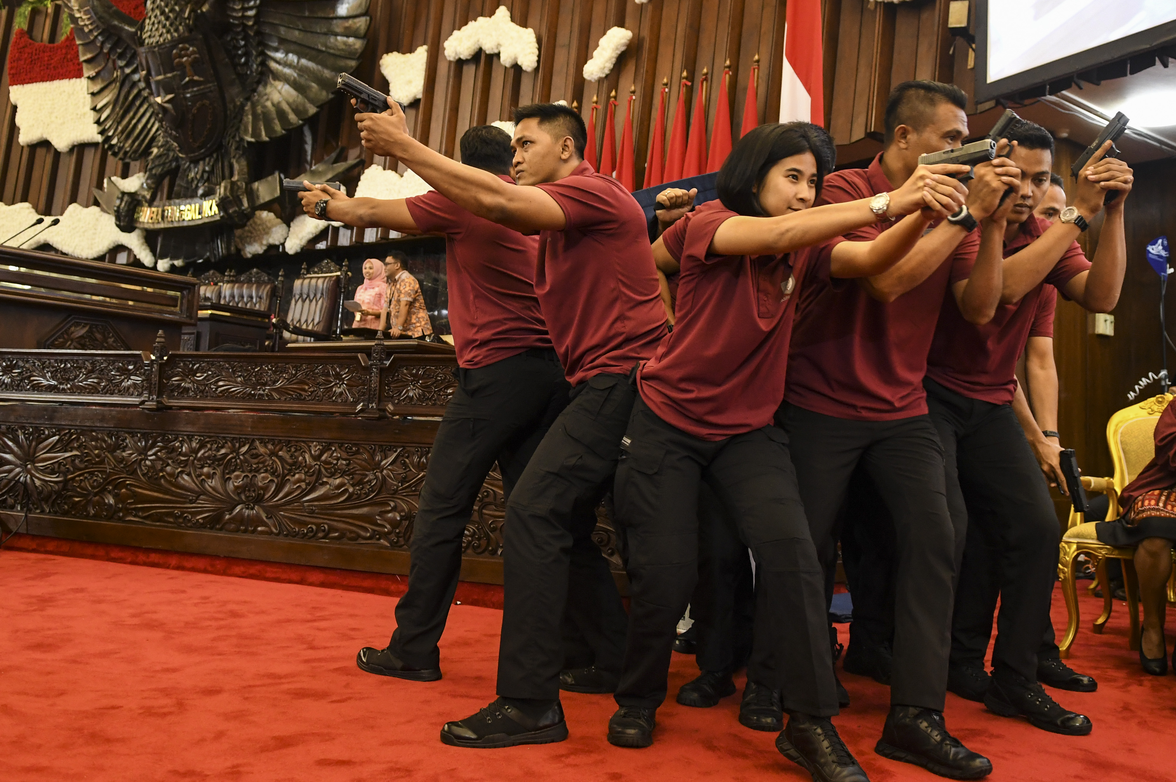 Paspampres melakukan simulasi pengamanan pelantikan presiden dan wakil presiden saat gladi kotor di kompleks parlemen, Jakarta. 